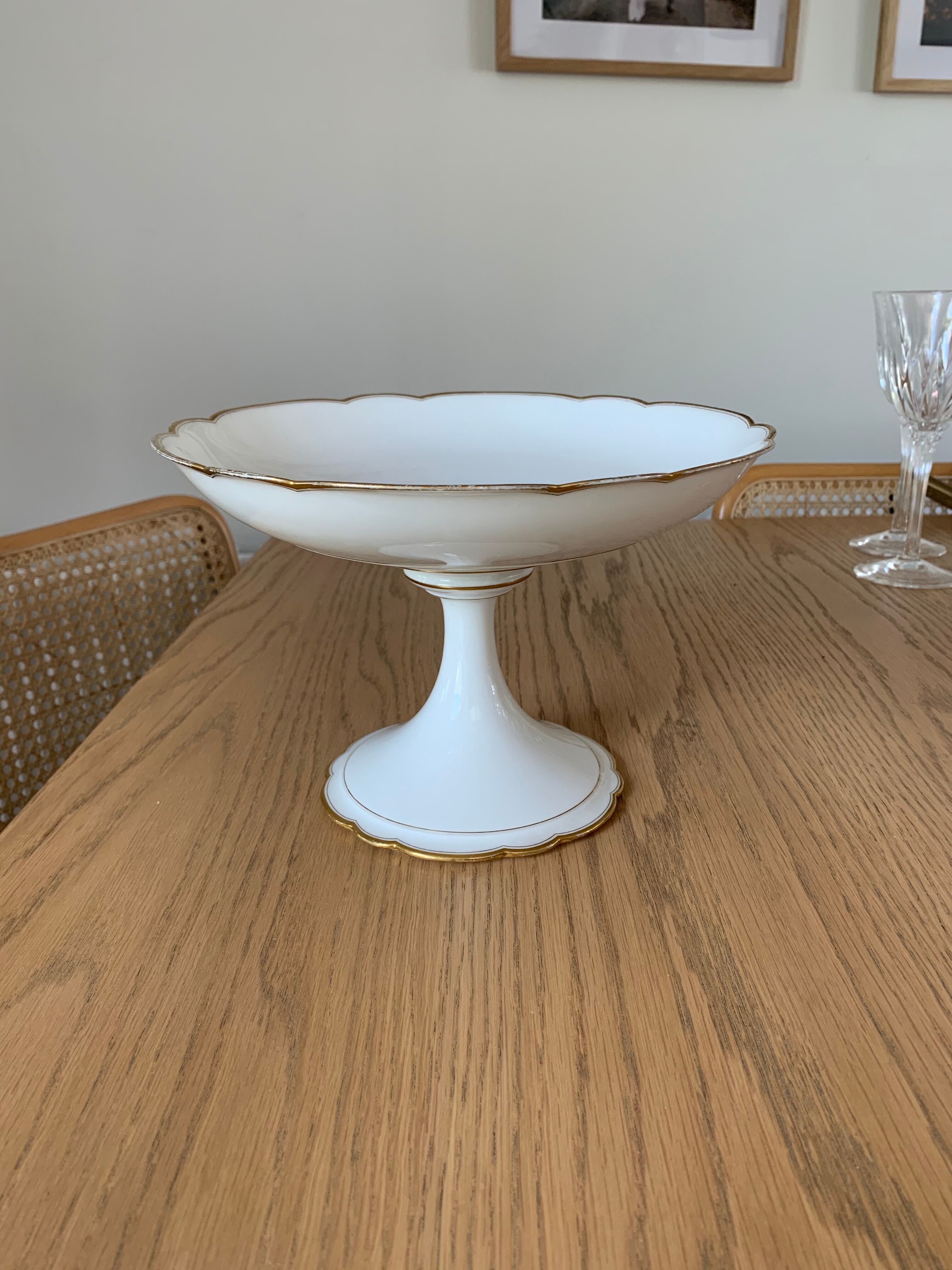 Porcelain standing dish