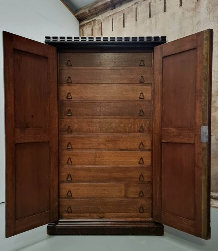 Cabinet à tiroirs d’armoire antique néo gothique