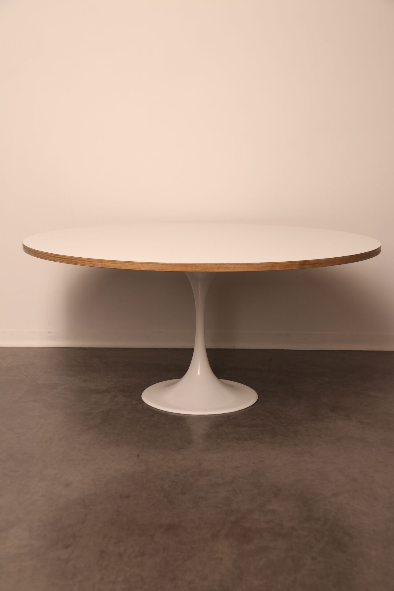 Table basse avec pied tulipe blanche - années 1960