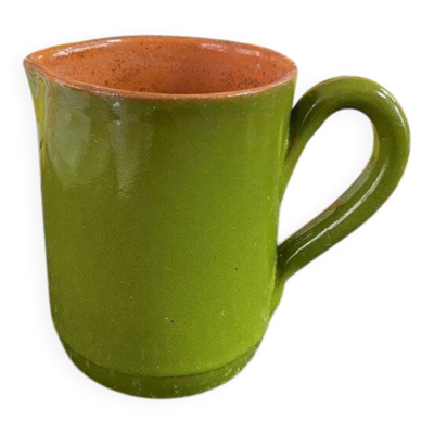 Petit pichet vernissé bicolore vert en terre cuite  hauteur 12 cm