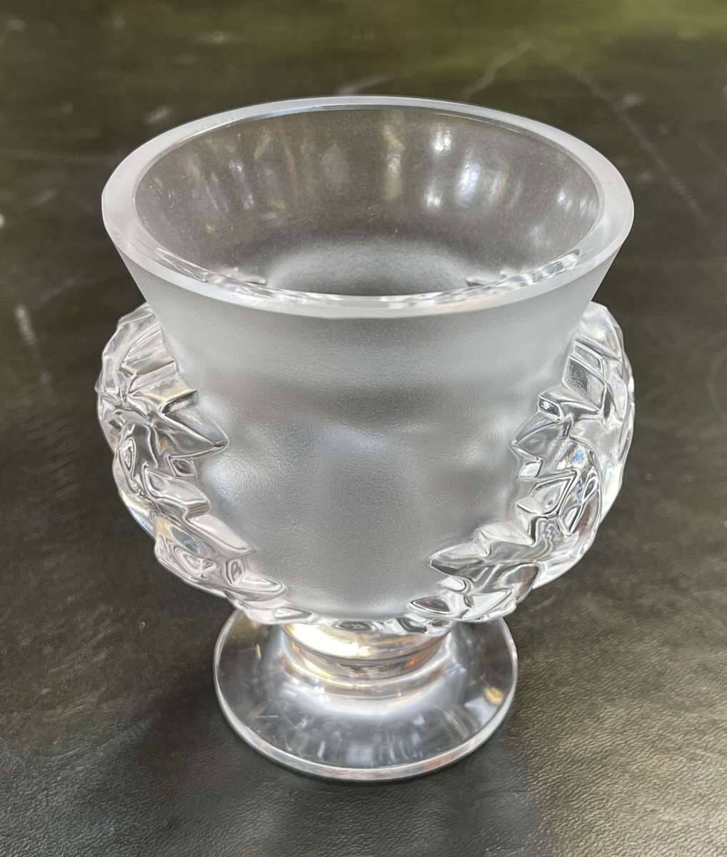 Lalique vase in frosted crystal, Saint Cloud model.