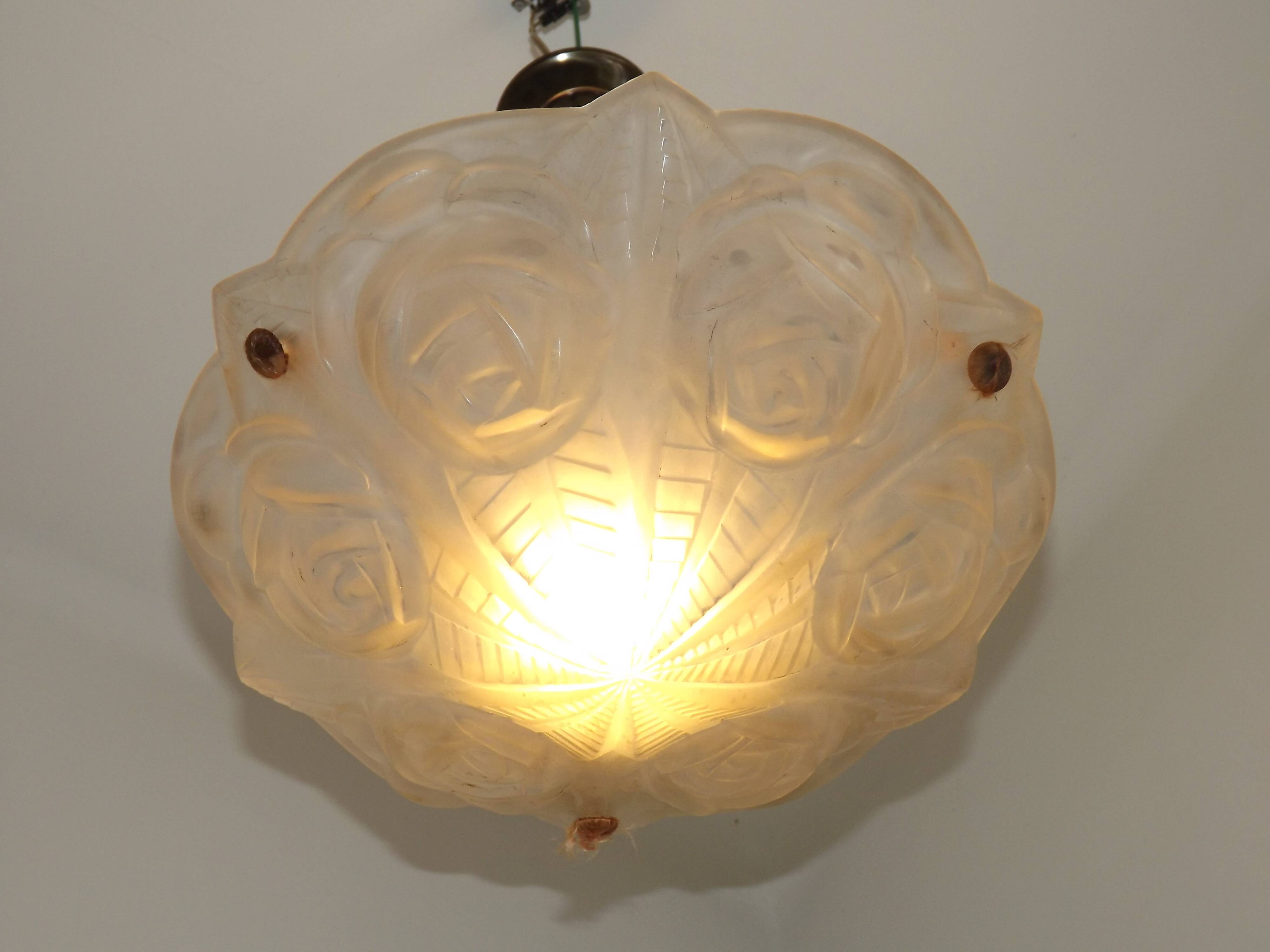 Plafonnier en verre Art Déco à décor de roses par Degué, vers 1930