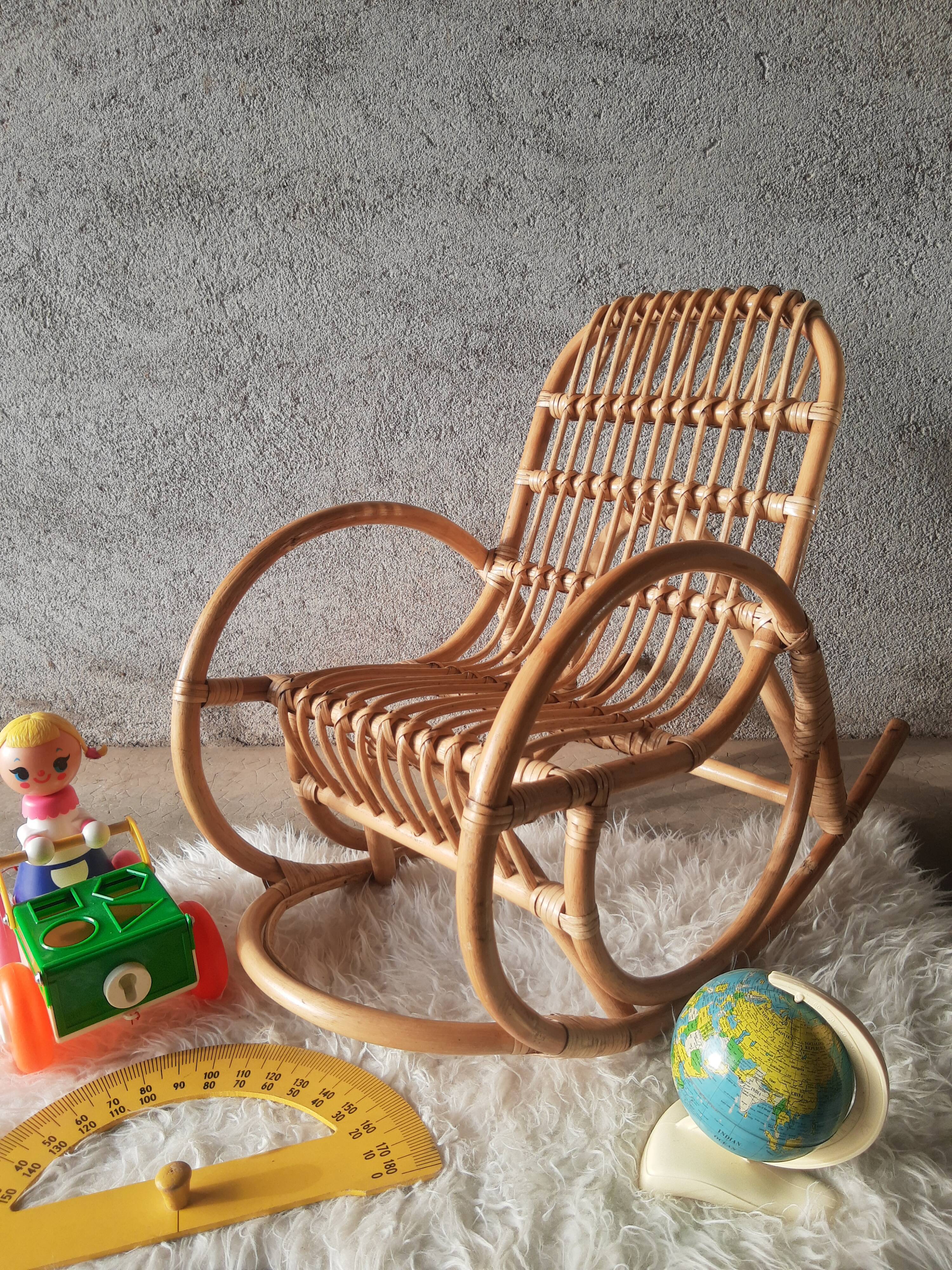Rocking chair enfant en rotin vintage
