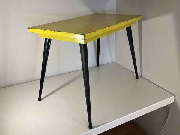 Table  dans le style de Tolix jaune métal patiné