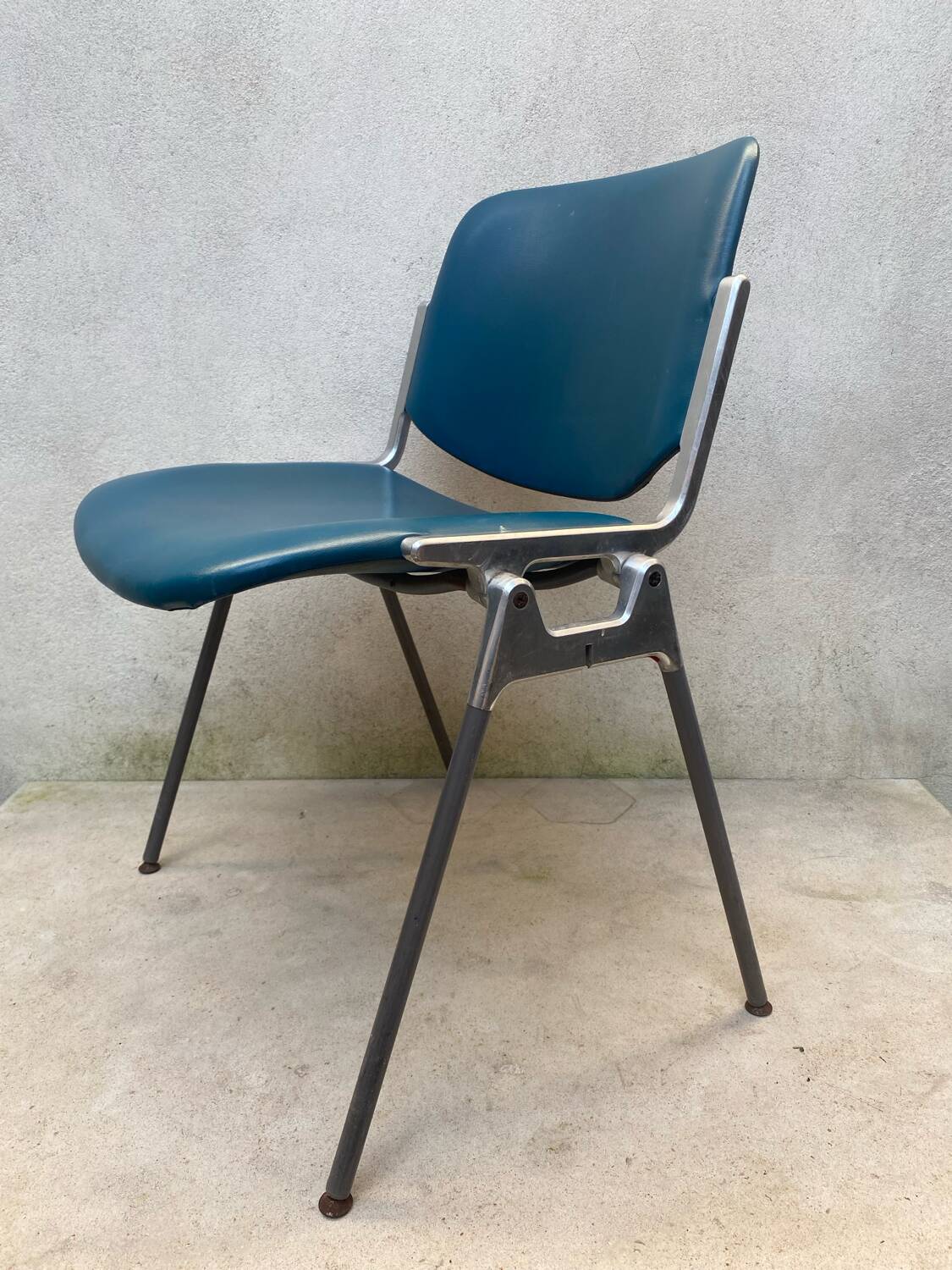 Chaise design vintage 106 signée Castelli – Icône du design