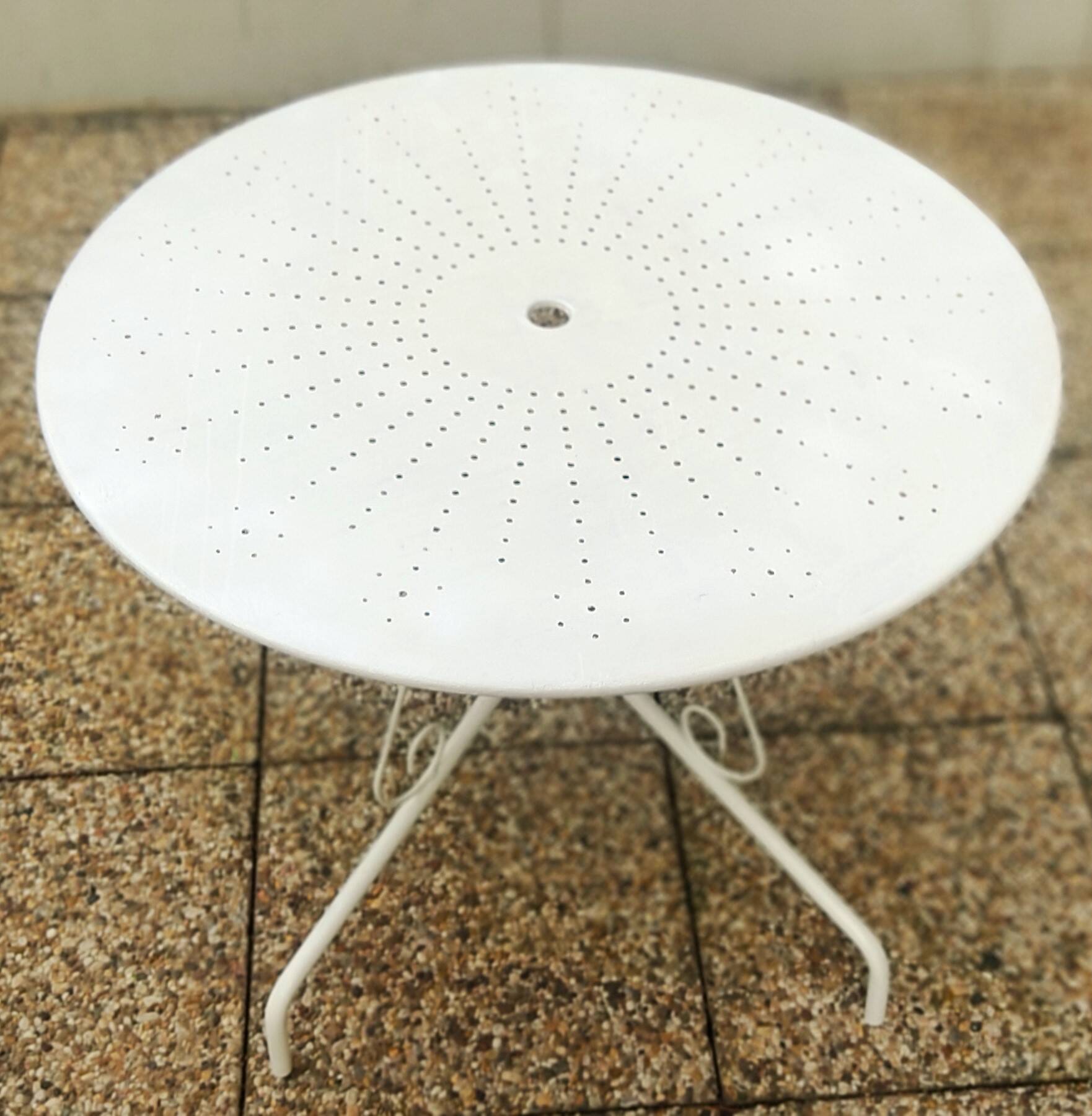 Salon de jardin, Table ronde blanche en fer forgé. et 4 chaises en acier lourd, noire d’origine