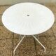 Salon de jardin, Table ronde blanche en fer forgé. et 4 chaises en acier lourd, noire d’origine