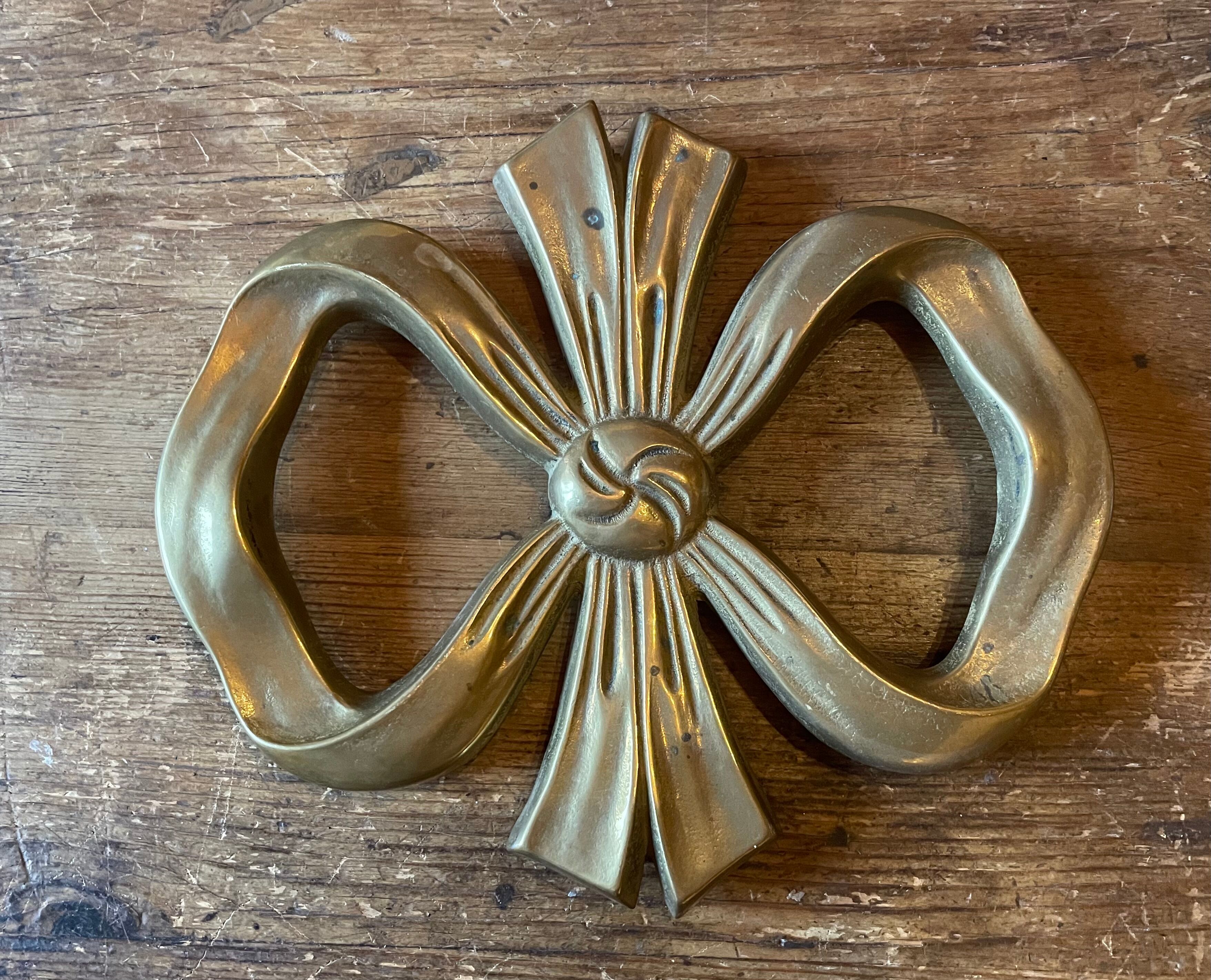 Brass knot table mat