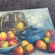Tableau ancien Nature morte – pommes, poterie bleue et cruche en laiton sig