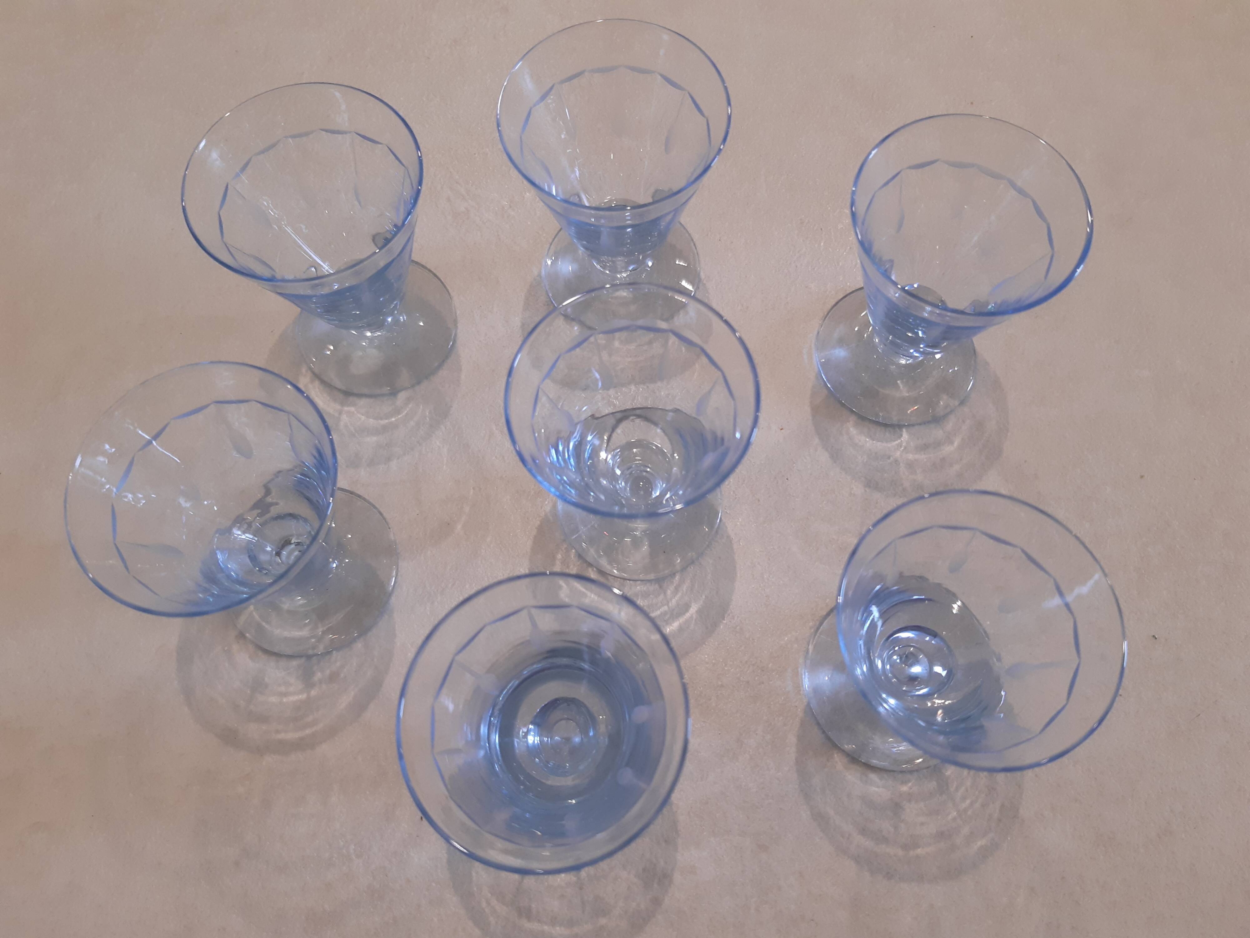 Lot de 7 petits verres à alcool en cristal très finement ciselé bleu.