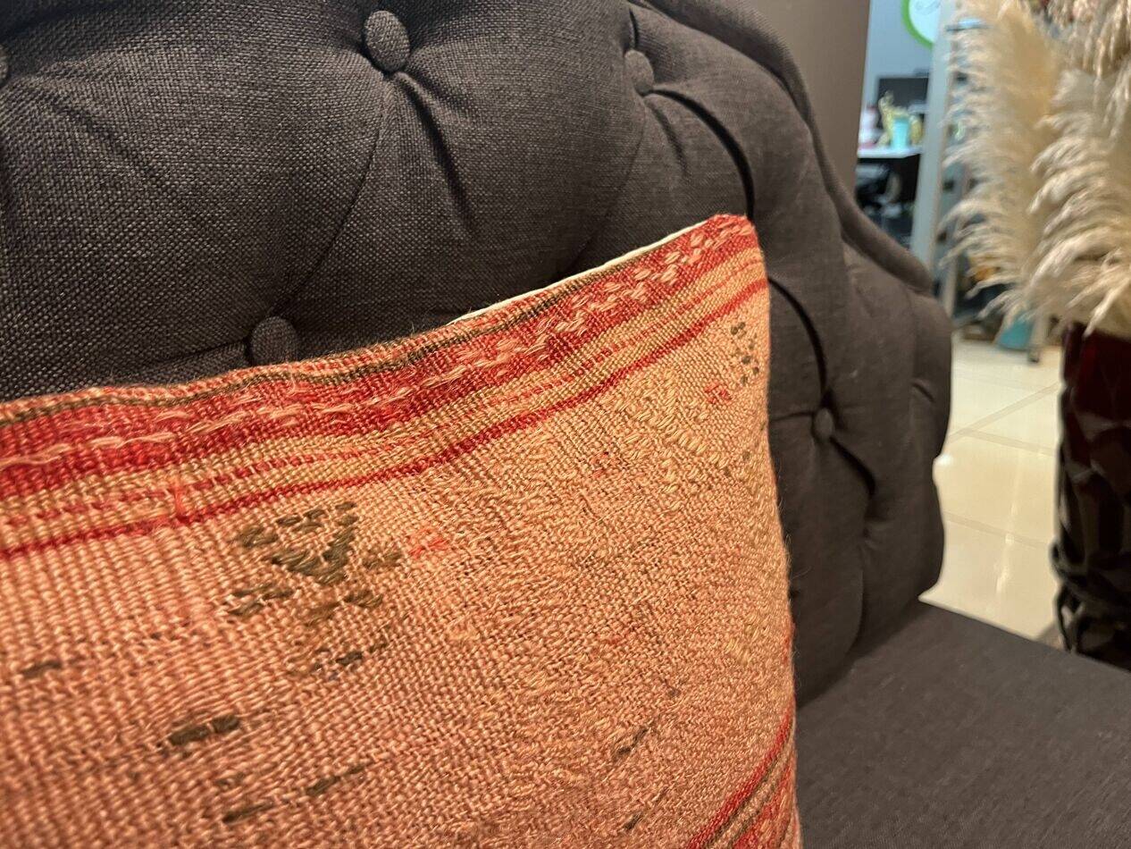 Ancien coussin rose authentique
