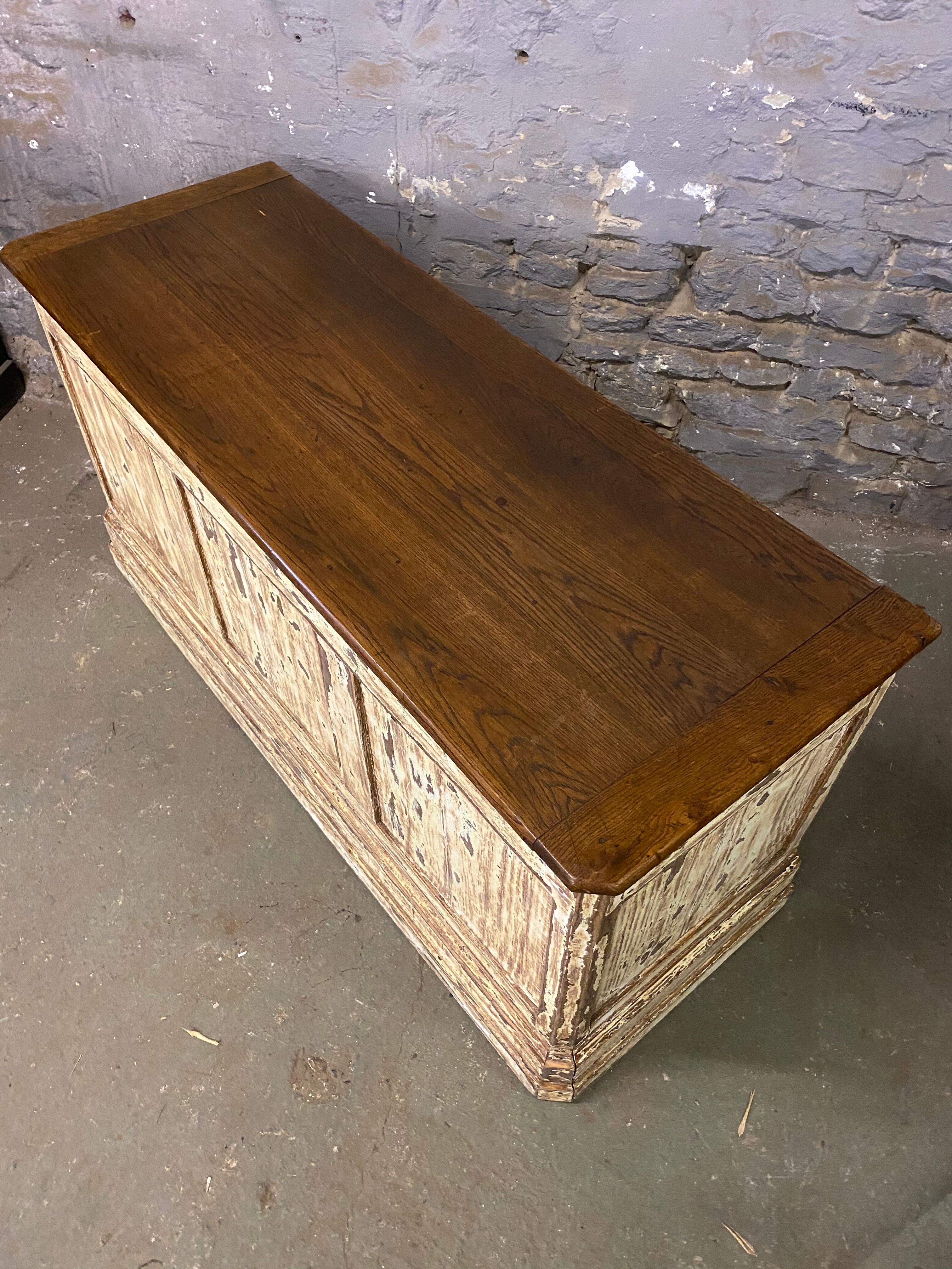Ancien comptoir patiné