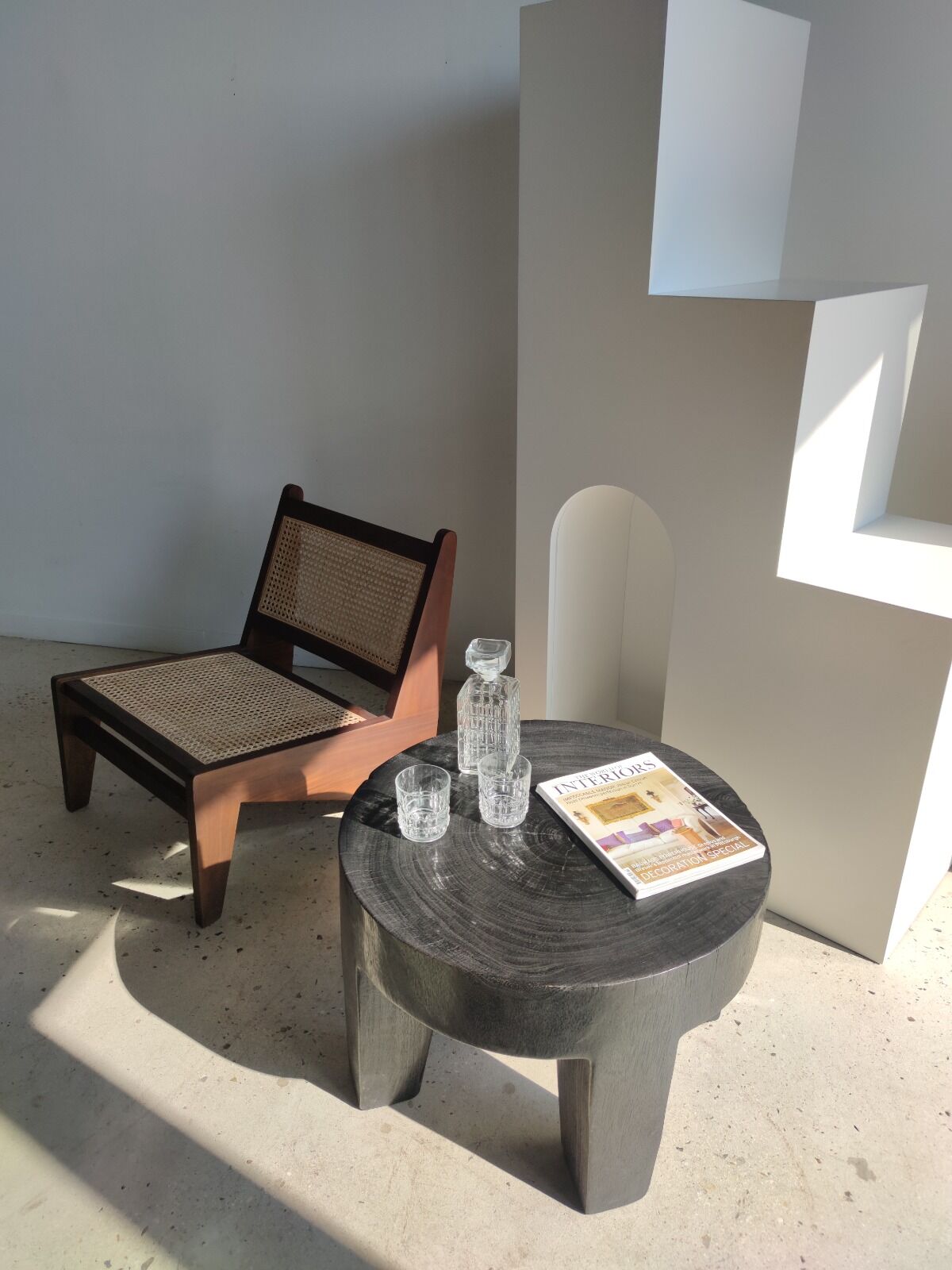 Quadripod coffee table in black monoxyl solid wood