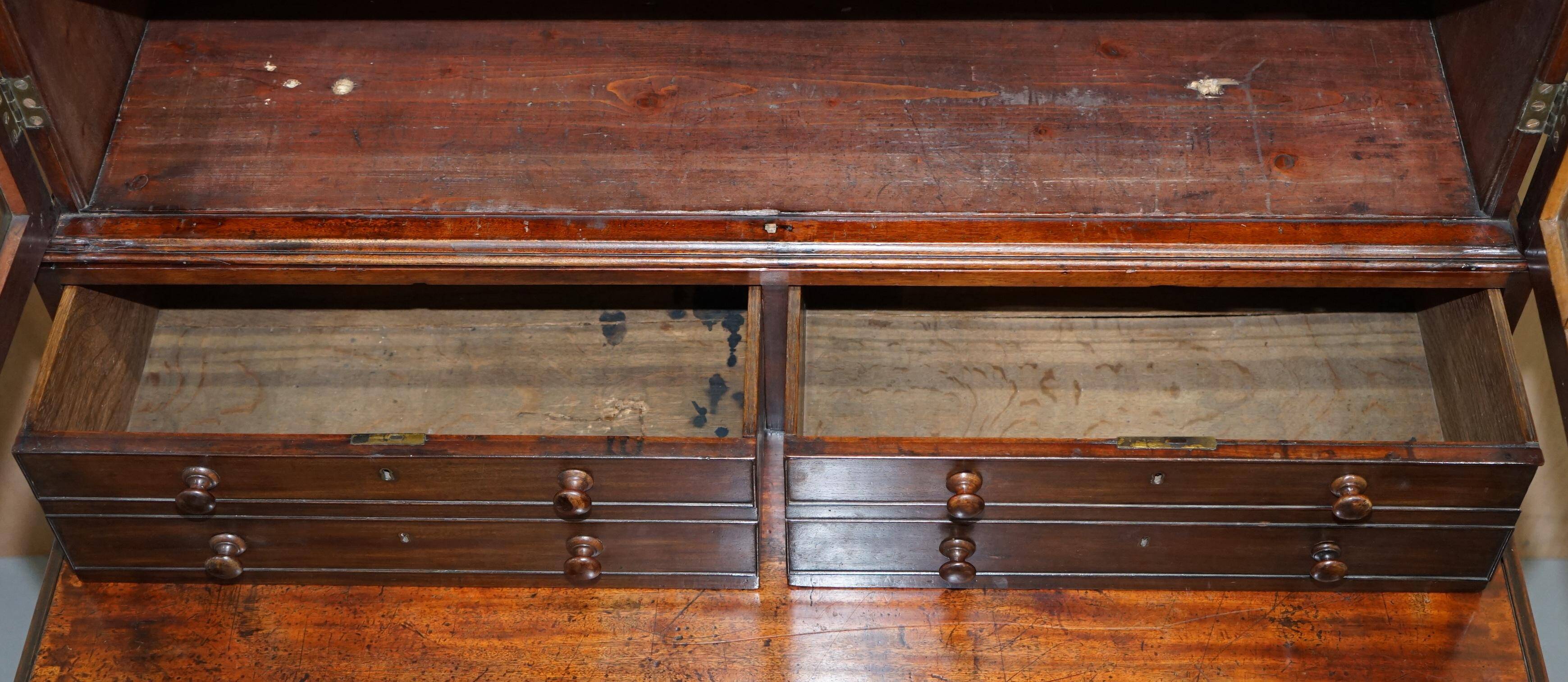 Bibliothèque George IV circa 1820 en bois dur avec tiroirs et vitrage astral