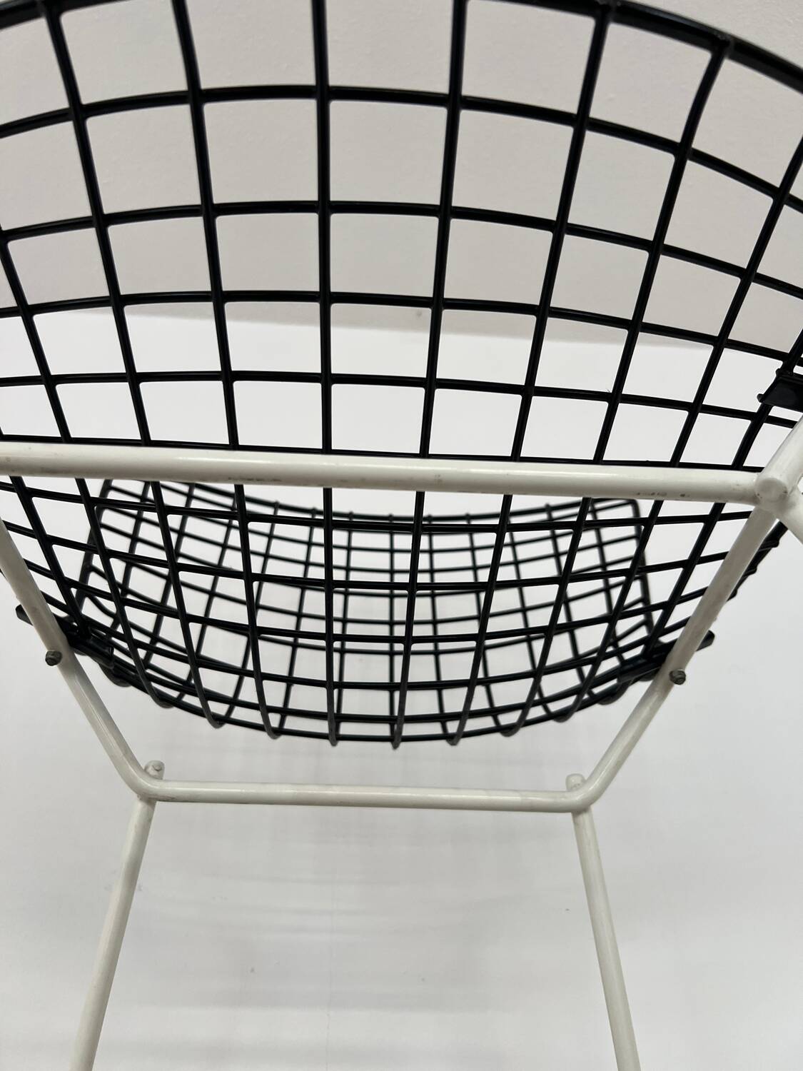 Ensemble de 7 chaises Bertoia noires et blanches pour Knoll International, années 1970