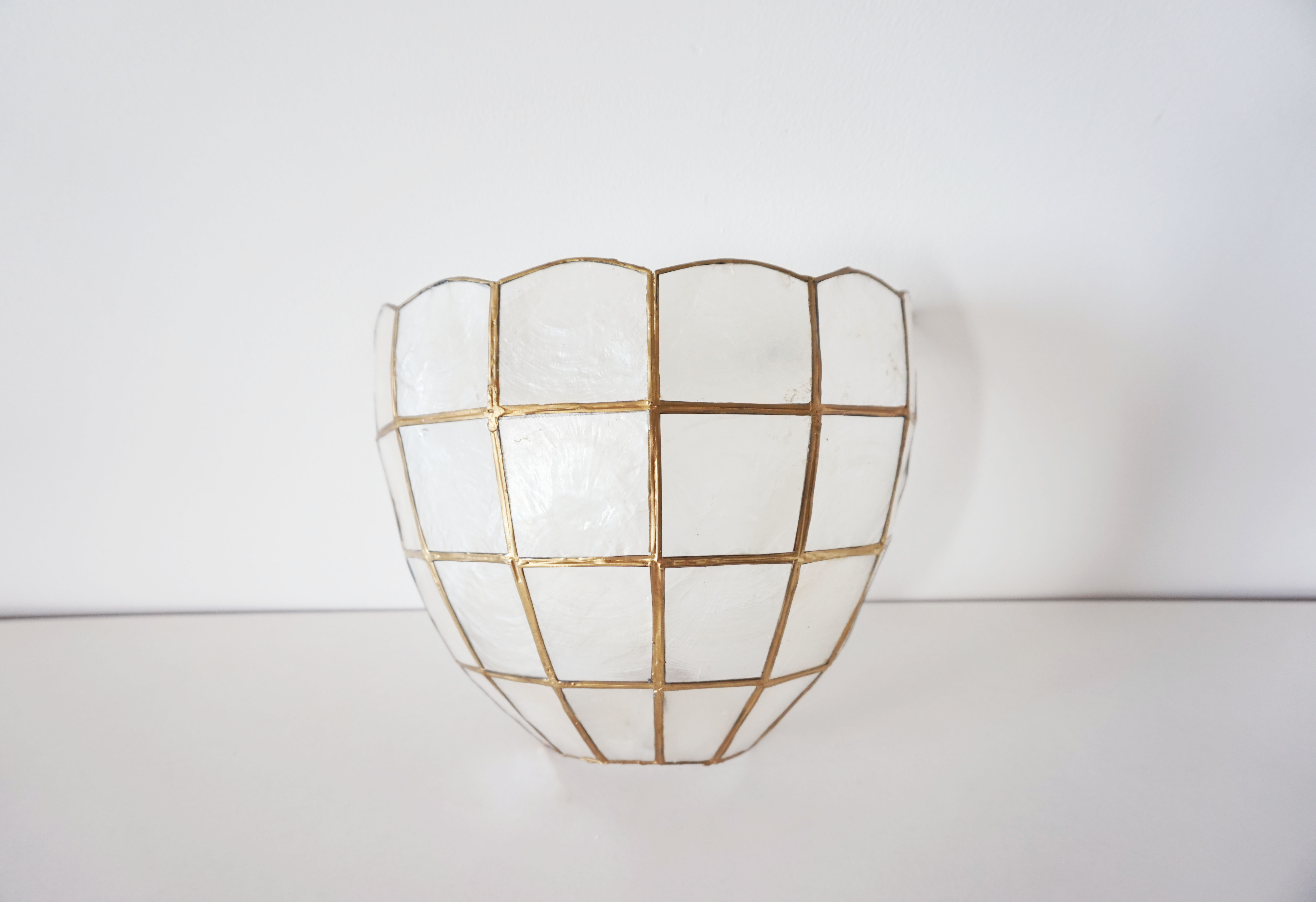 Mother-of-pearl shell shape wall lamp