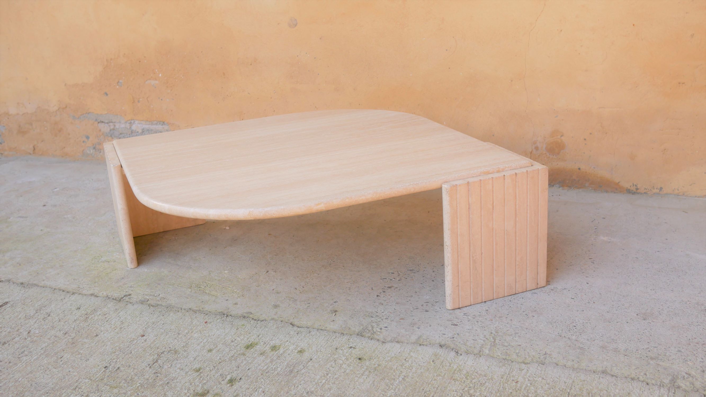 Table basse vintage en travertin par les éditions Roche Bobois