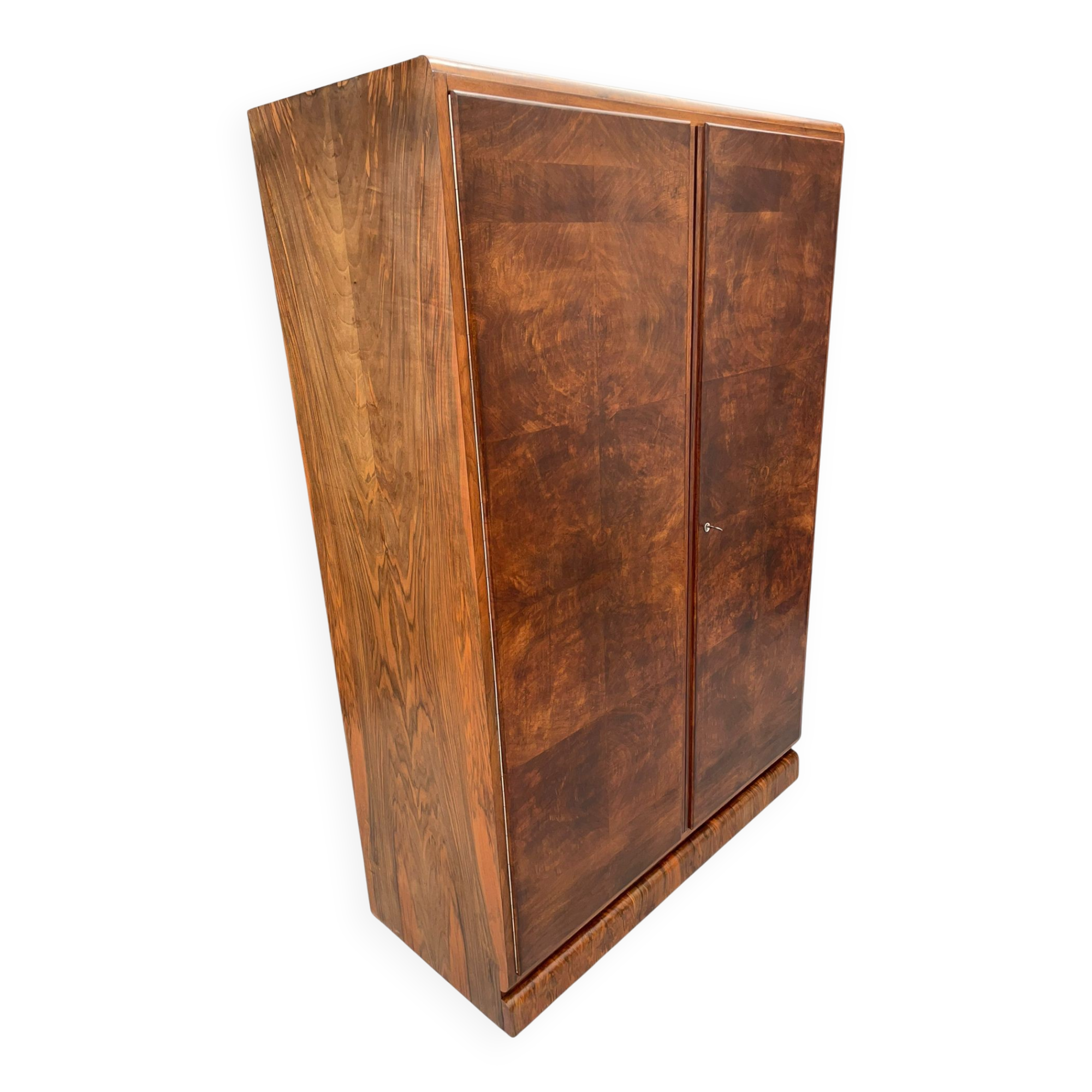 Armoire en placage de noyer restaurée d'influence Art Déco, années 1930