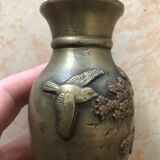 Paire de mini vase en bronze ciselé Japon  décor oiseau