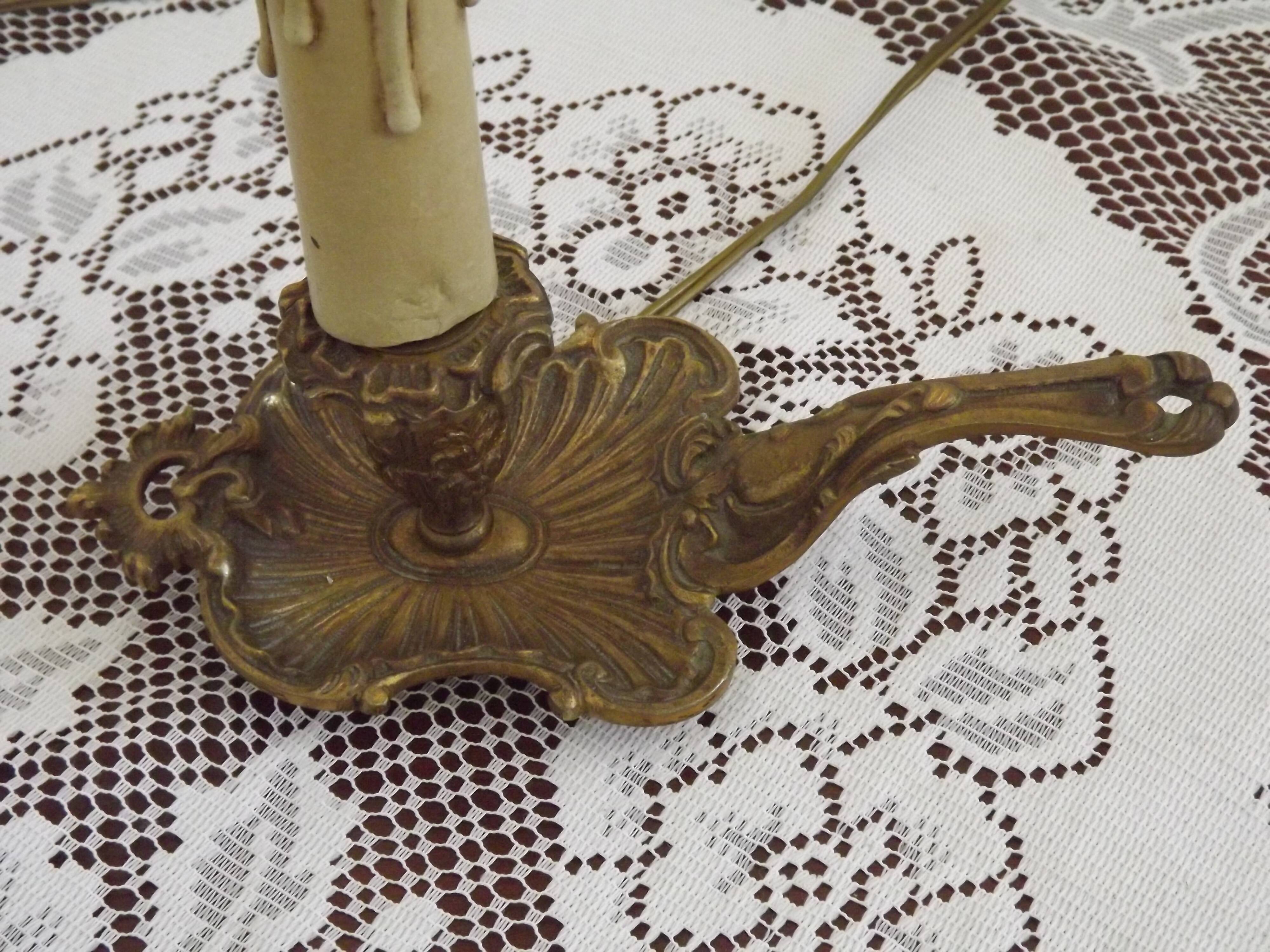 Paire de lampes candélabres vintage en bronze avec abat-jours en tissu plissé, France