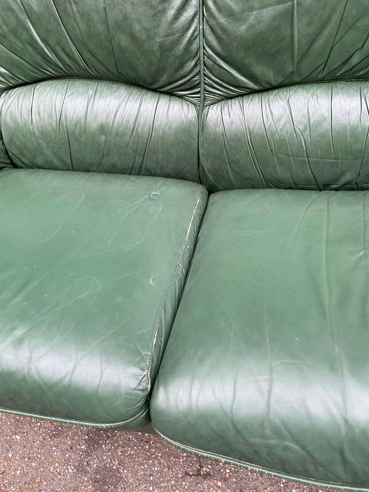Vintage 2-seater sofa in green leather and solid wood