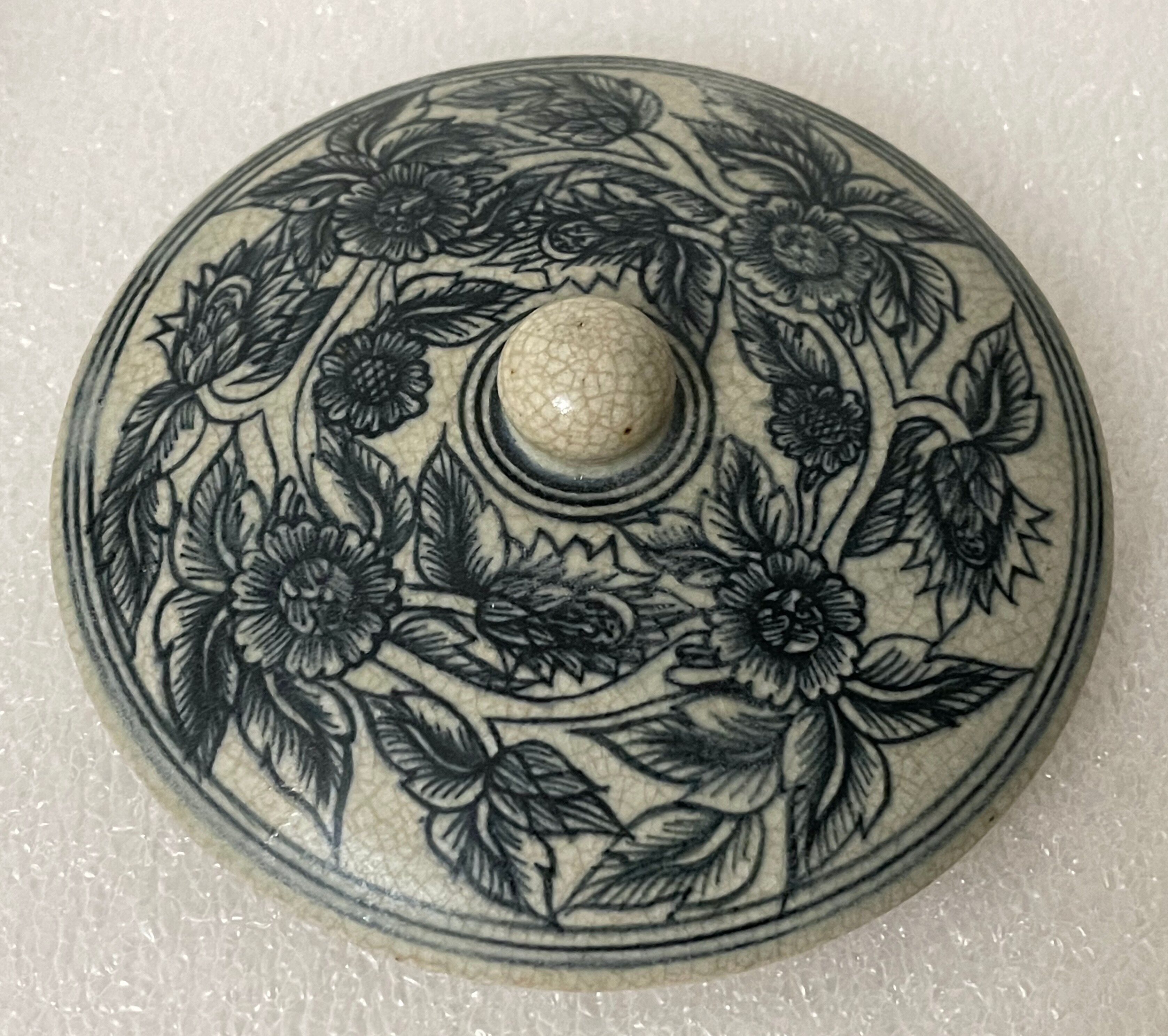 Box of Vietnam later Le dynasty XV or XVI