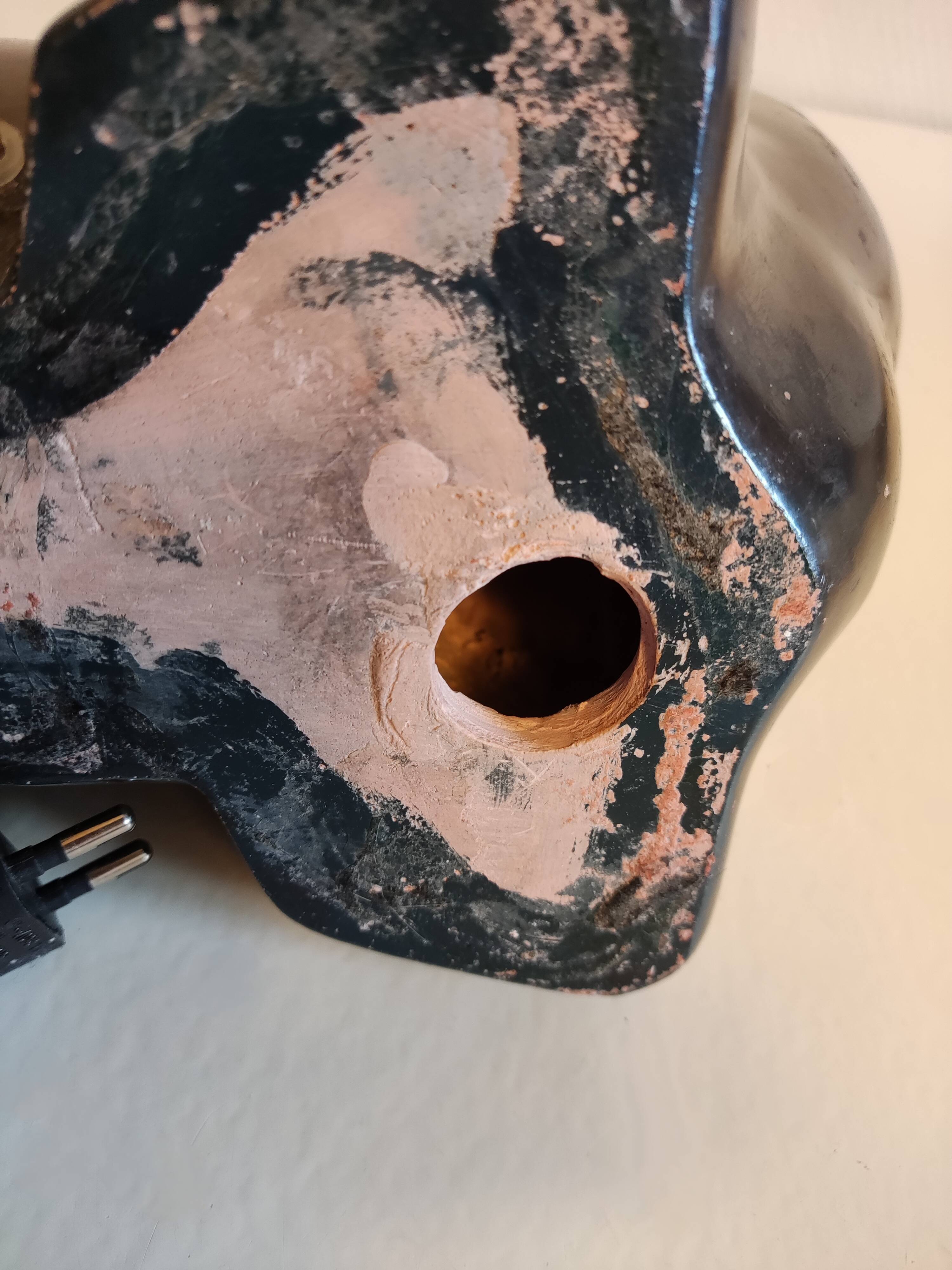 Lampe otarie noire irisée bleue en terre cuite