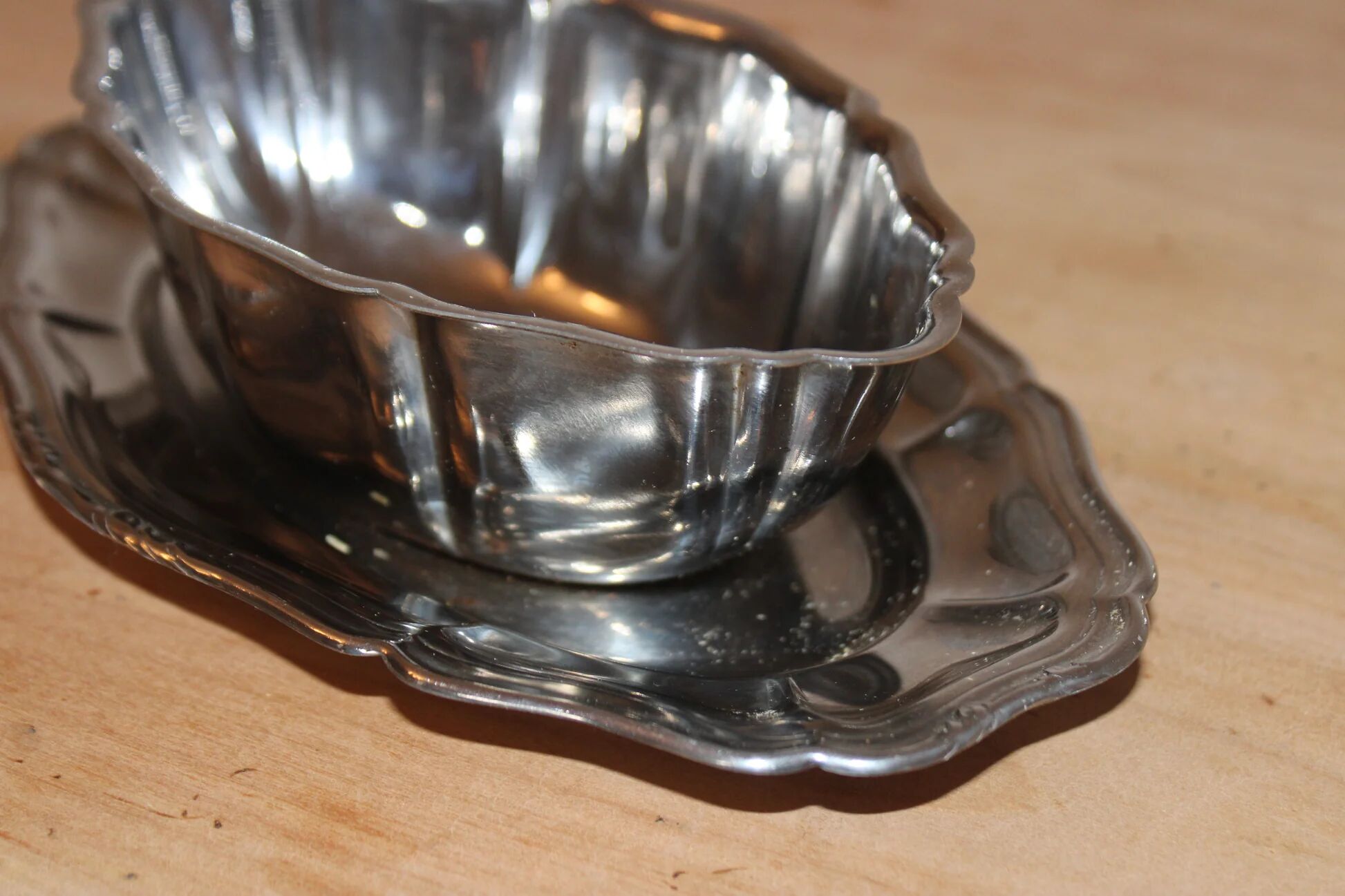 Antique silver-plated sauce boat with sauce spoon – Attached tray in Louis XV style