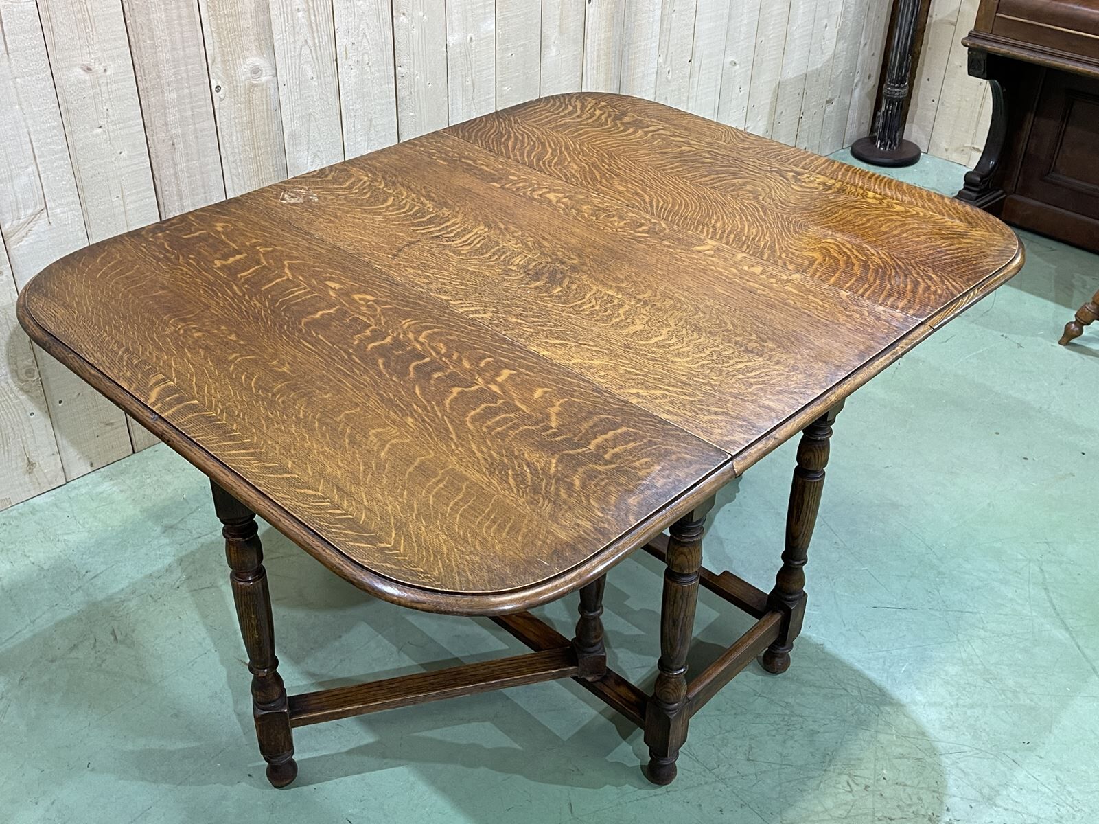 English folding table called -Gateleg- oak from the 1930s