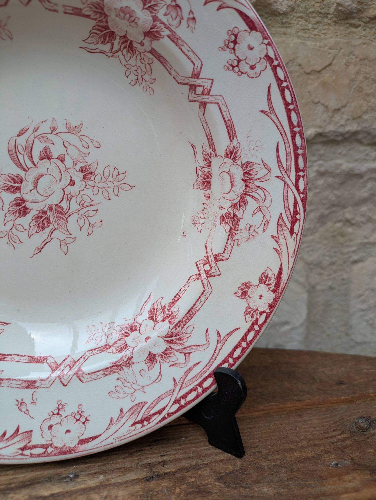 Hollow plate Sarreguemines model Cérès decorated with pink flowers Terre de Fer