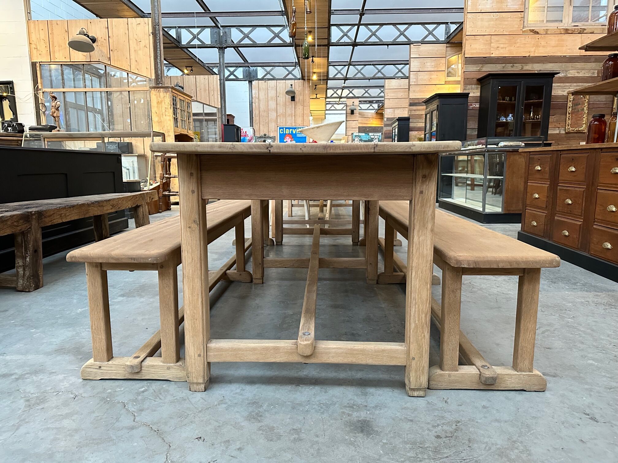 Oak farmhouse table and its 2 benches