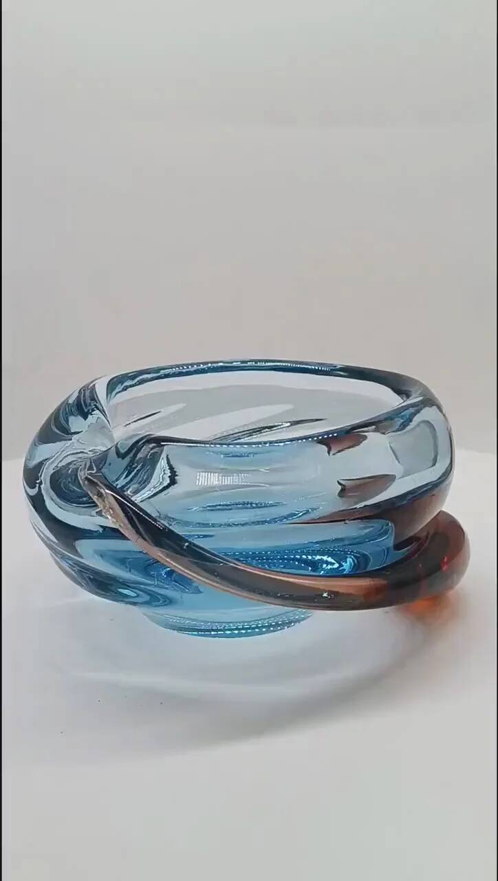 1960s ashtray or catch-all in blown and handcrafted Murano glass. Made in Italy.