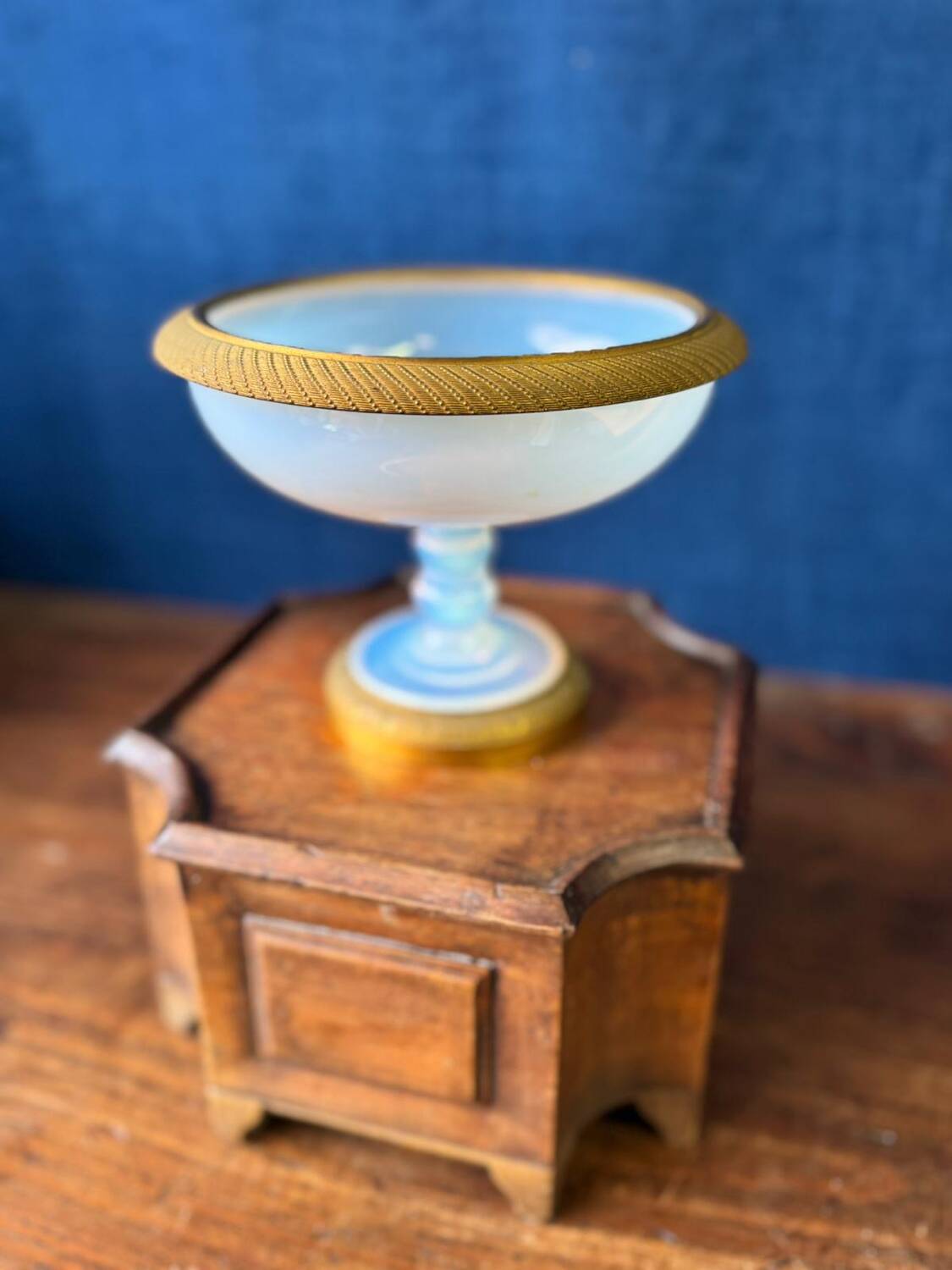 Coupe en opaline sur pied, époque Charles X