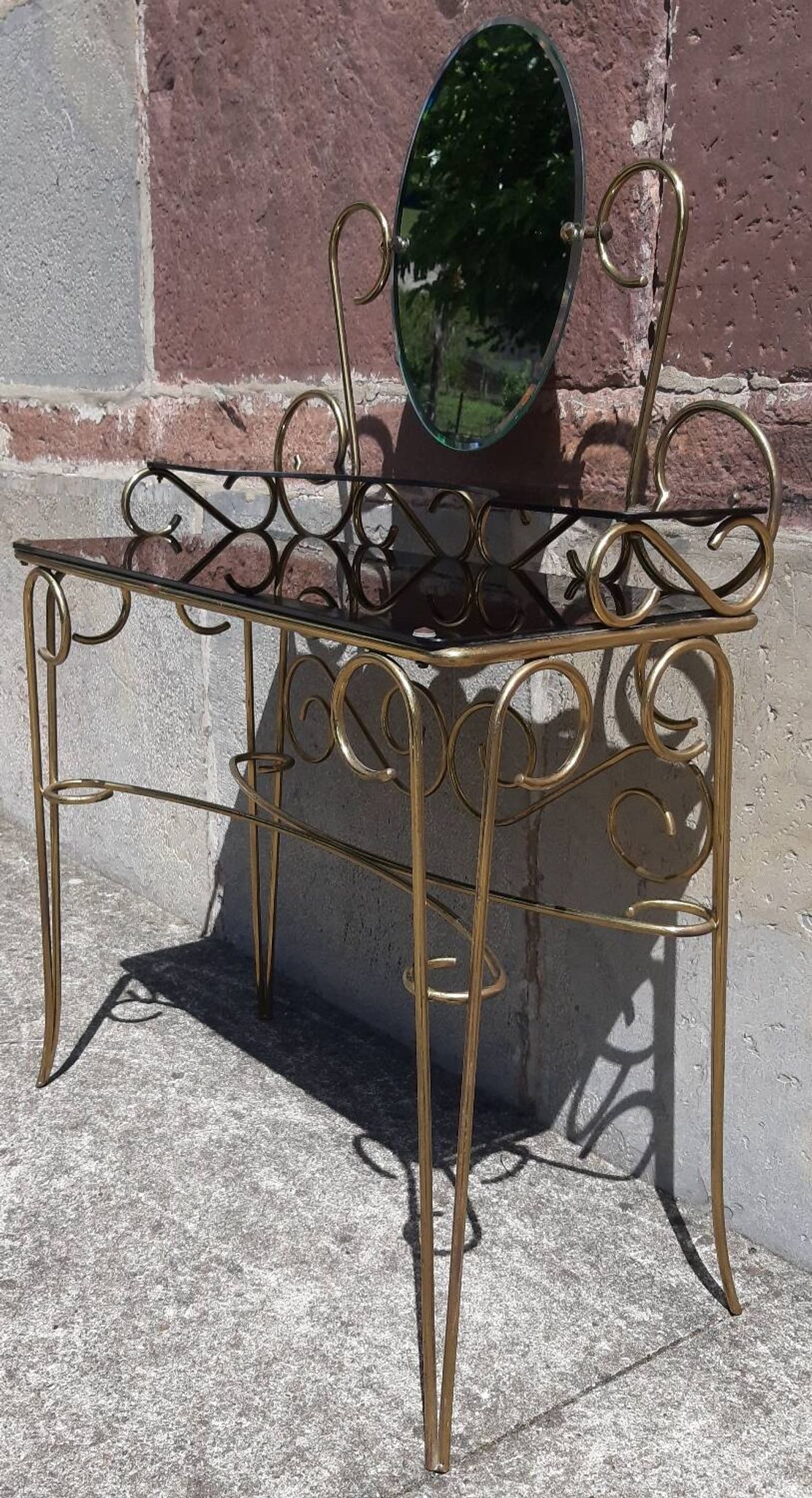 Coiffeuse et chaise en métal doré et opaline.