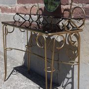 Coiffeuse et chaise en métal doré et opaline.