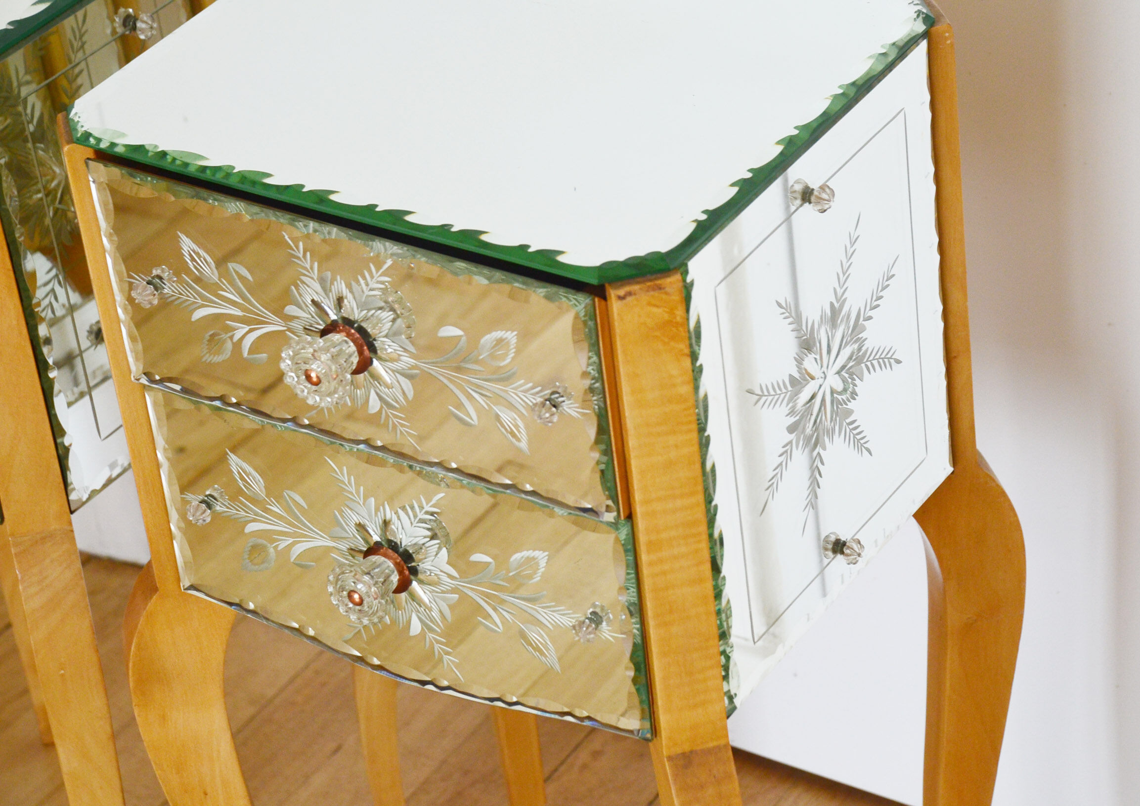 Lot 2 side mirrors tables venetians 50s