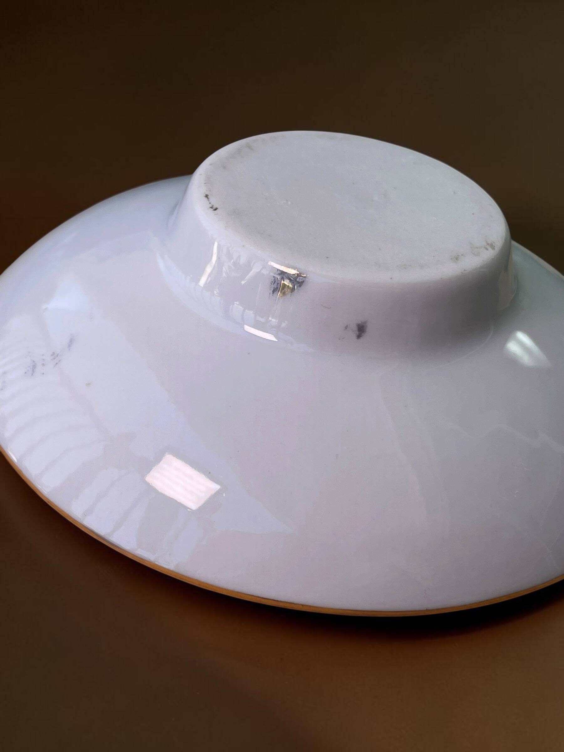 Small covered Chinese porcelain dish, Wan Shou decoration, 1970s-80s.