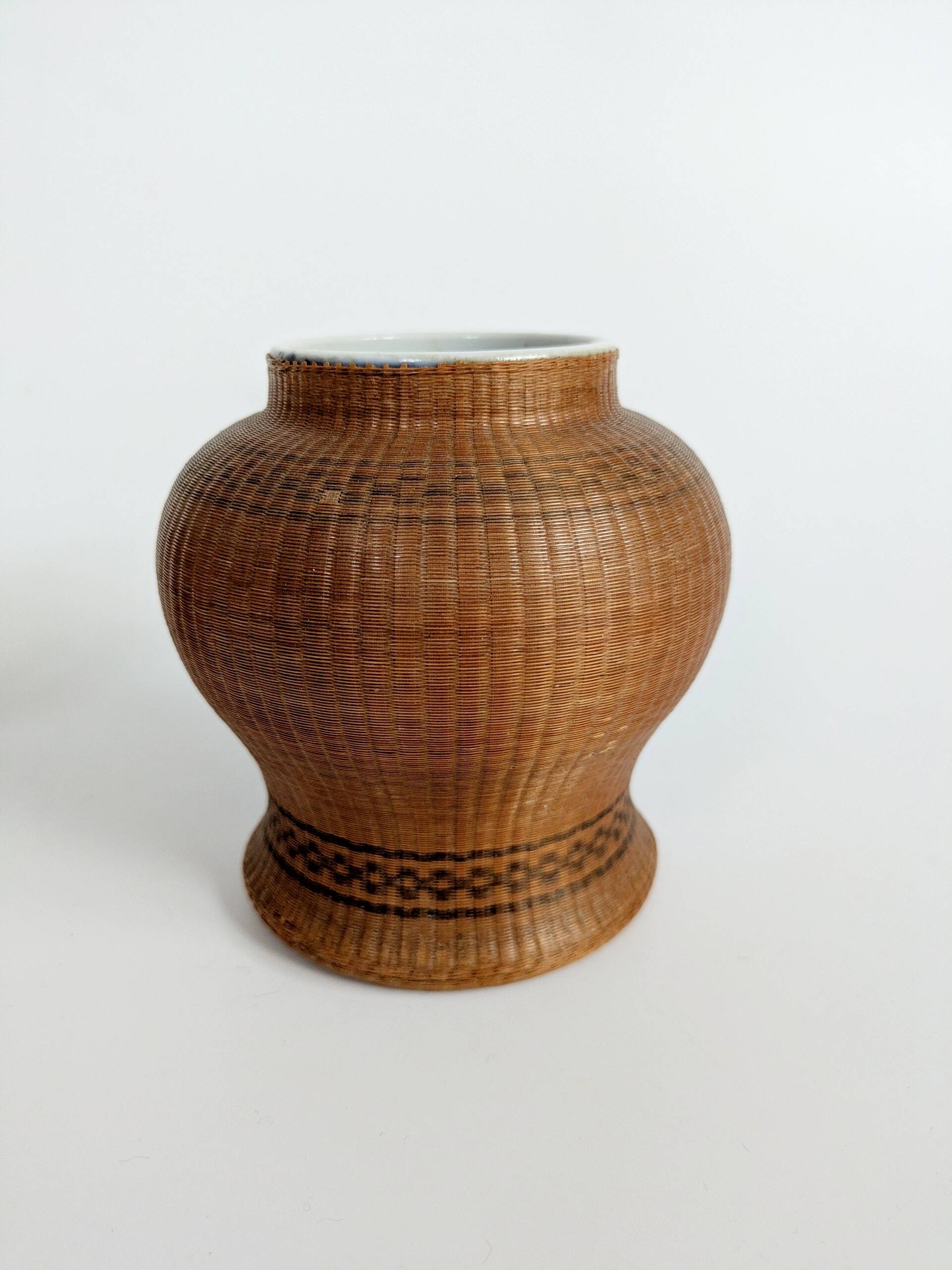 Pair of vintage Chinese vases in porcelain and woven bamboo.