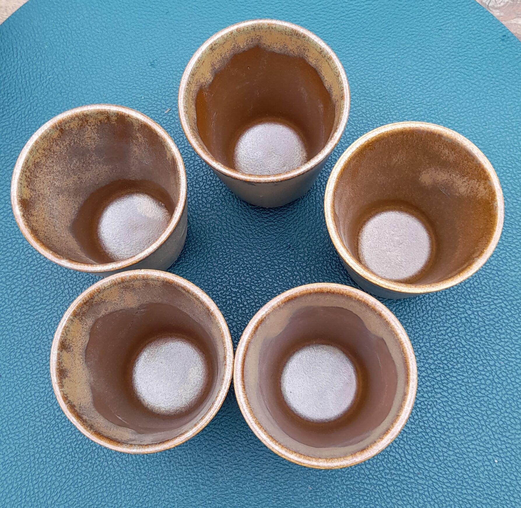 Set of 5 cups / glasses in enamelled sandstone, artisanal, signed CSR