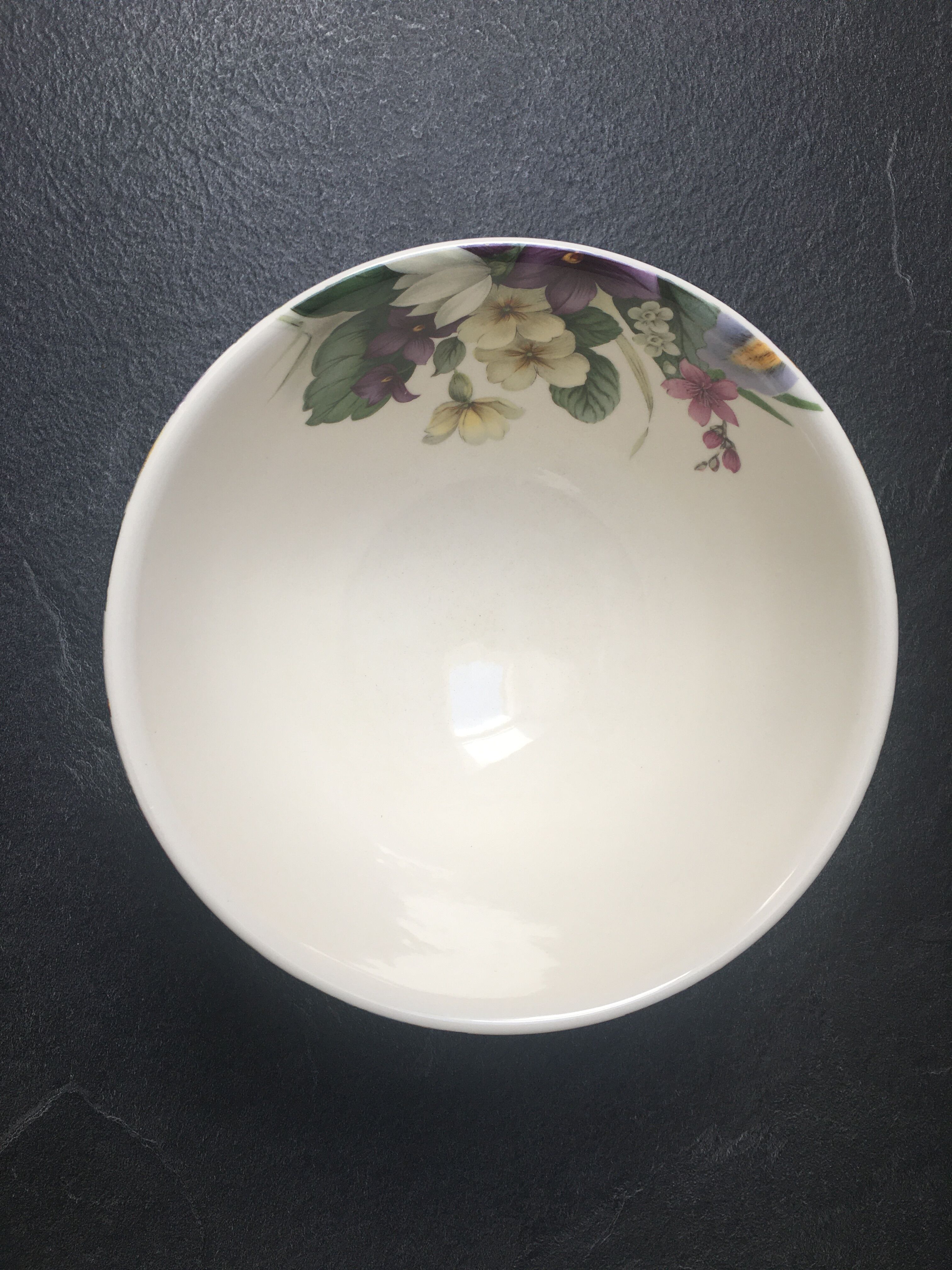 Bowl on old pedestal in earthenware