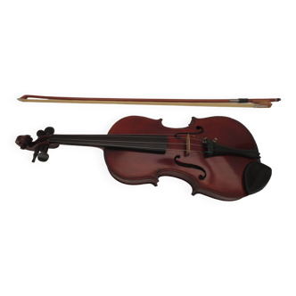 old children's violin with its bow and case