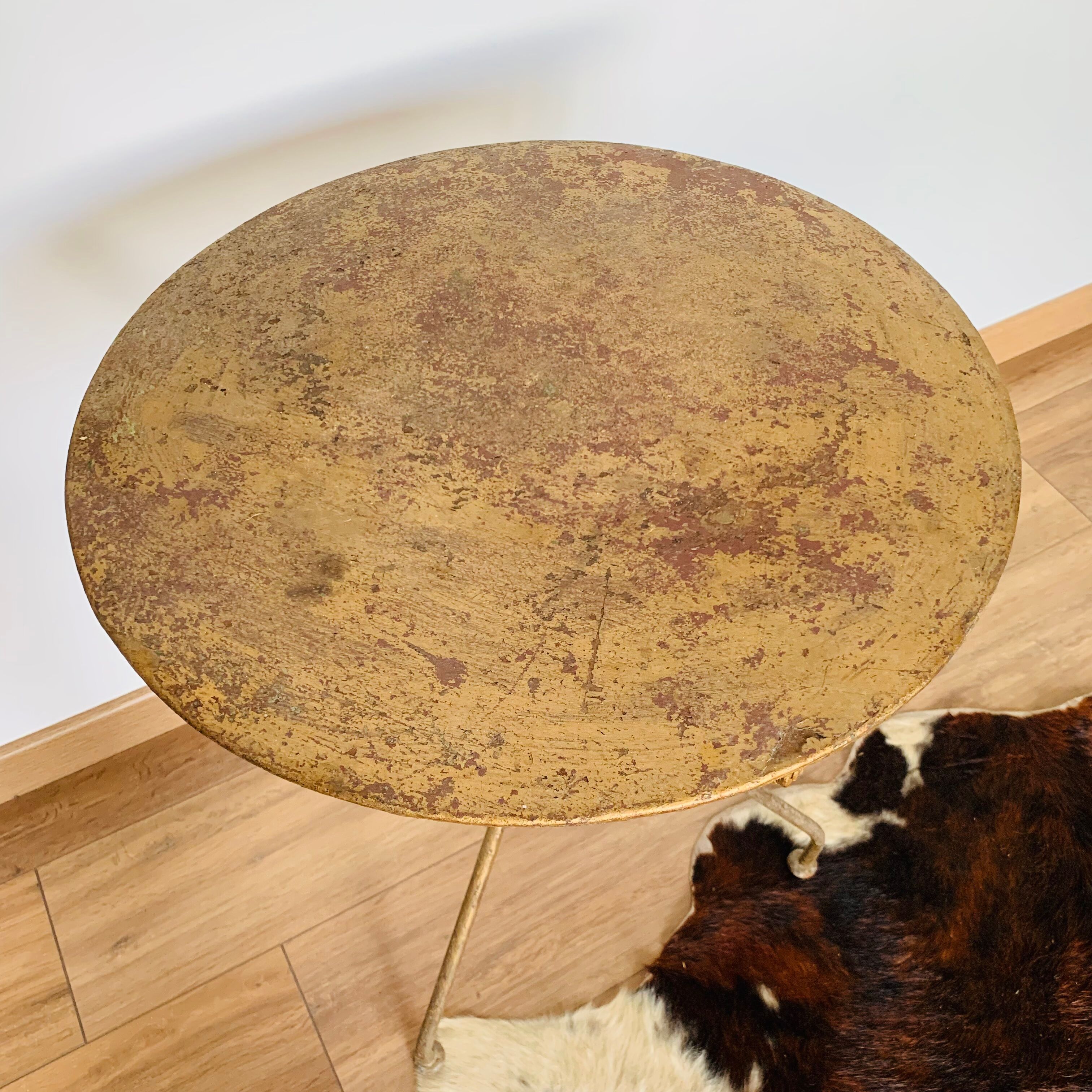 Pedestal table / small folding round table