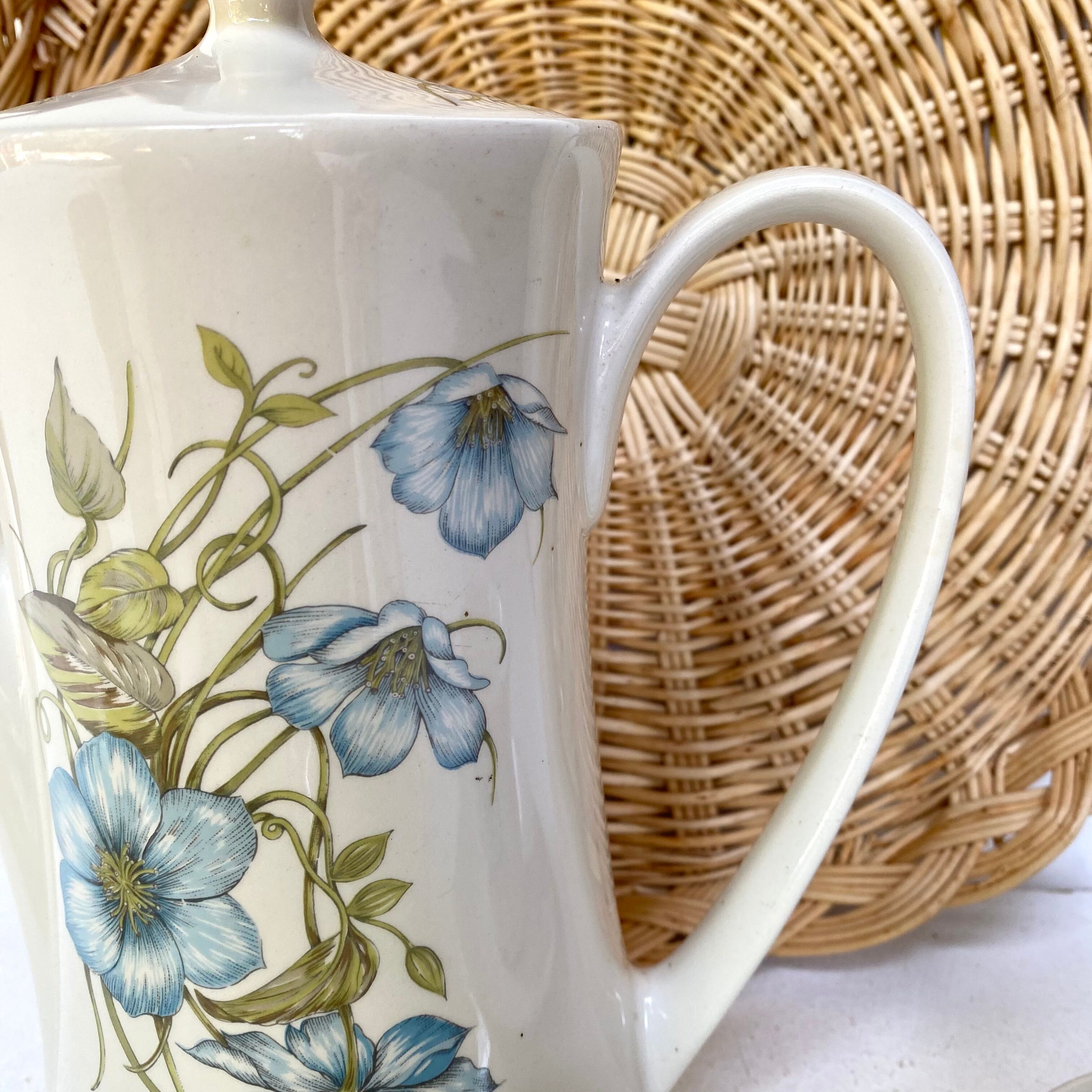 Porcelain tea or coffee service