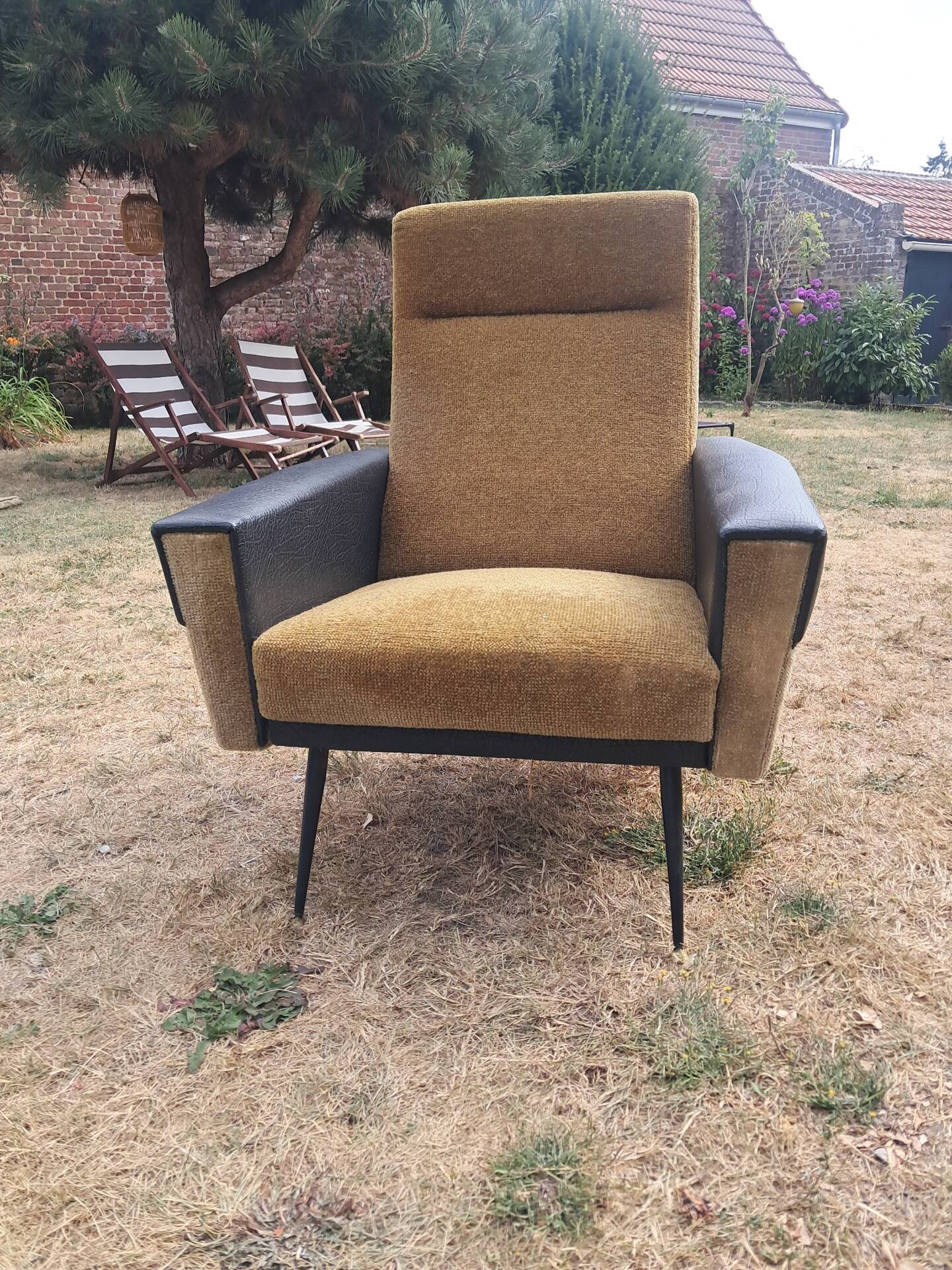 Fauteuil vintage années 70 moutarde et skaï noir