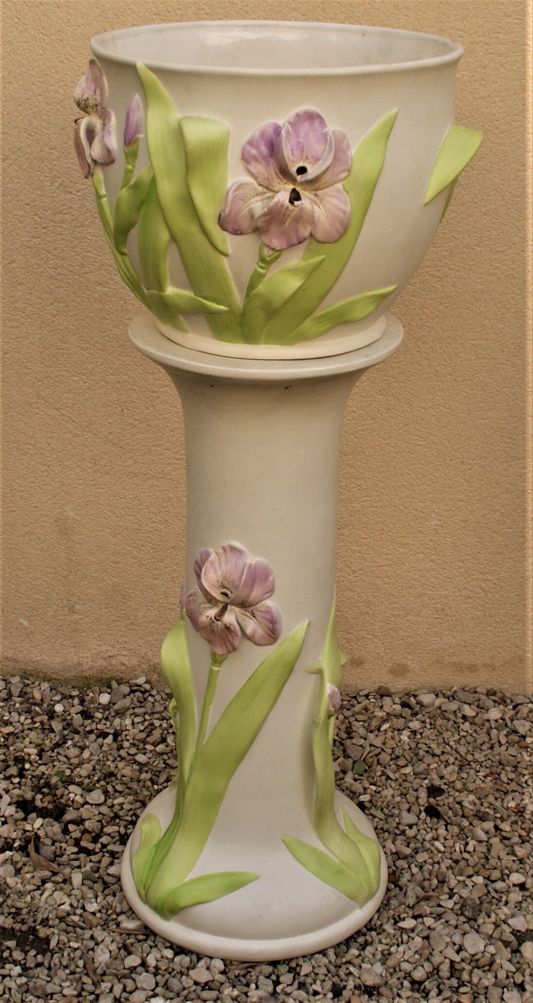 Pot cover with earthenware column