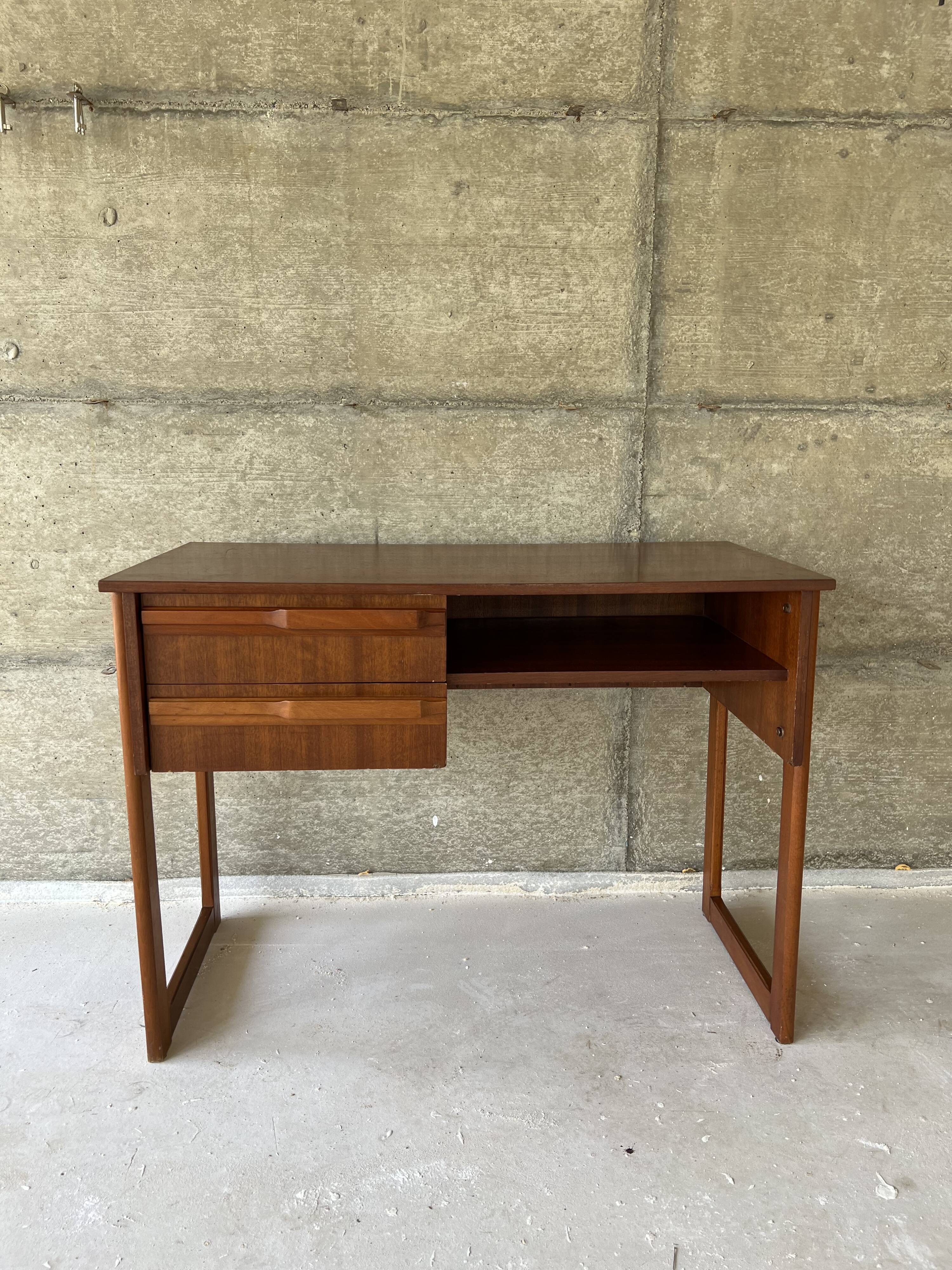 Scandinavian office of the 60s with sleigh feet