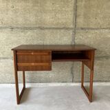 Scandinavian office of the 60s with sleigh feet