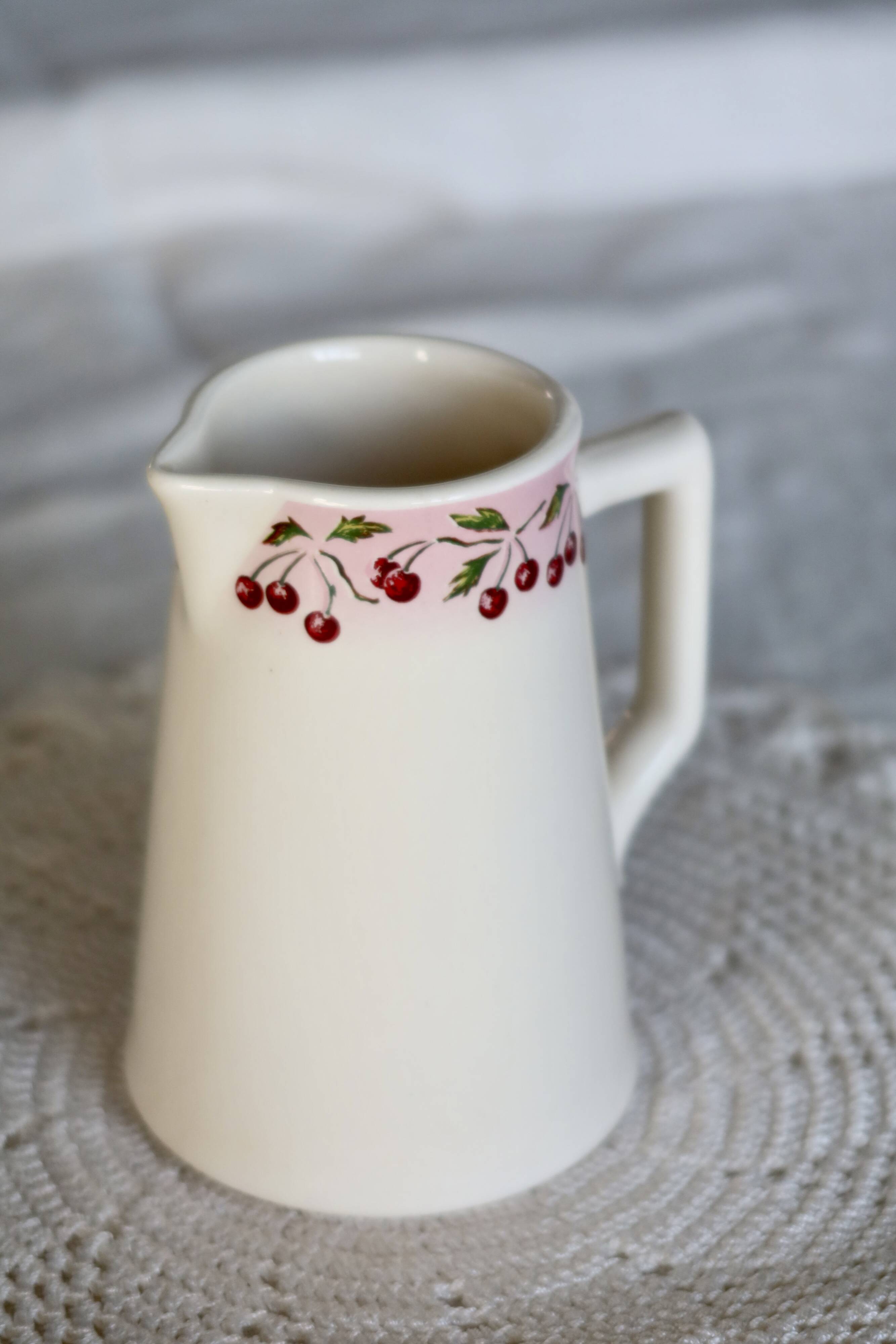 Vintage ivory earthenware milk jug with cherry pattern – Le Comptoir Pain d’Épices