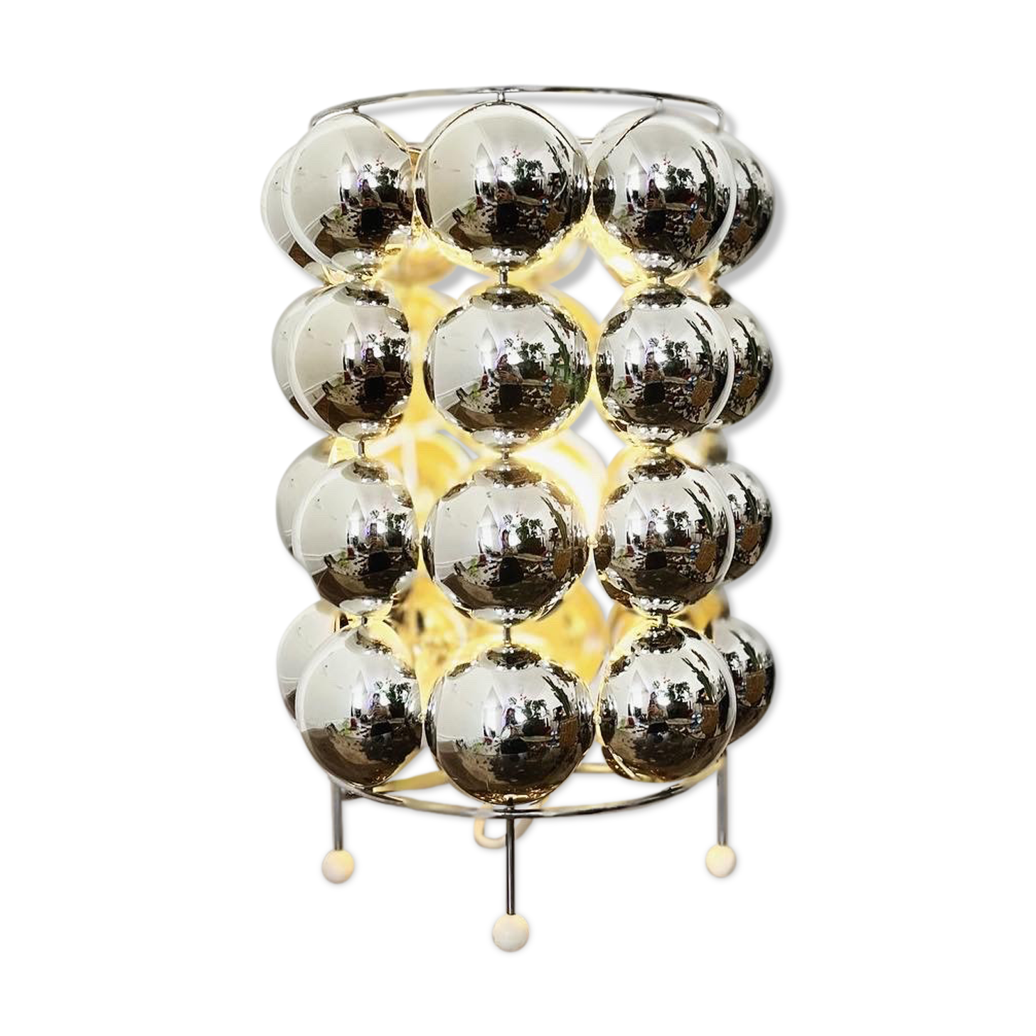 Kinetic lamp bulb kare design