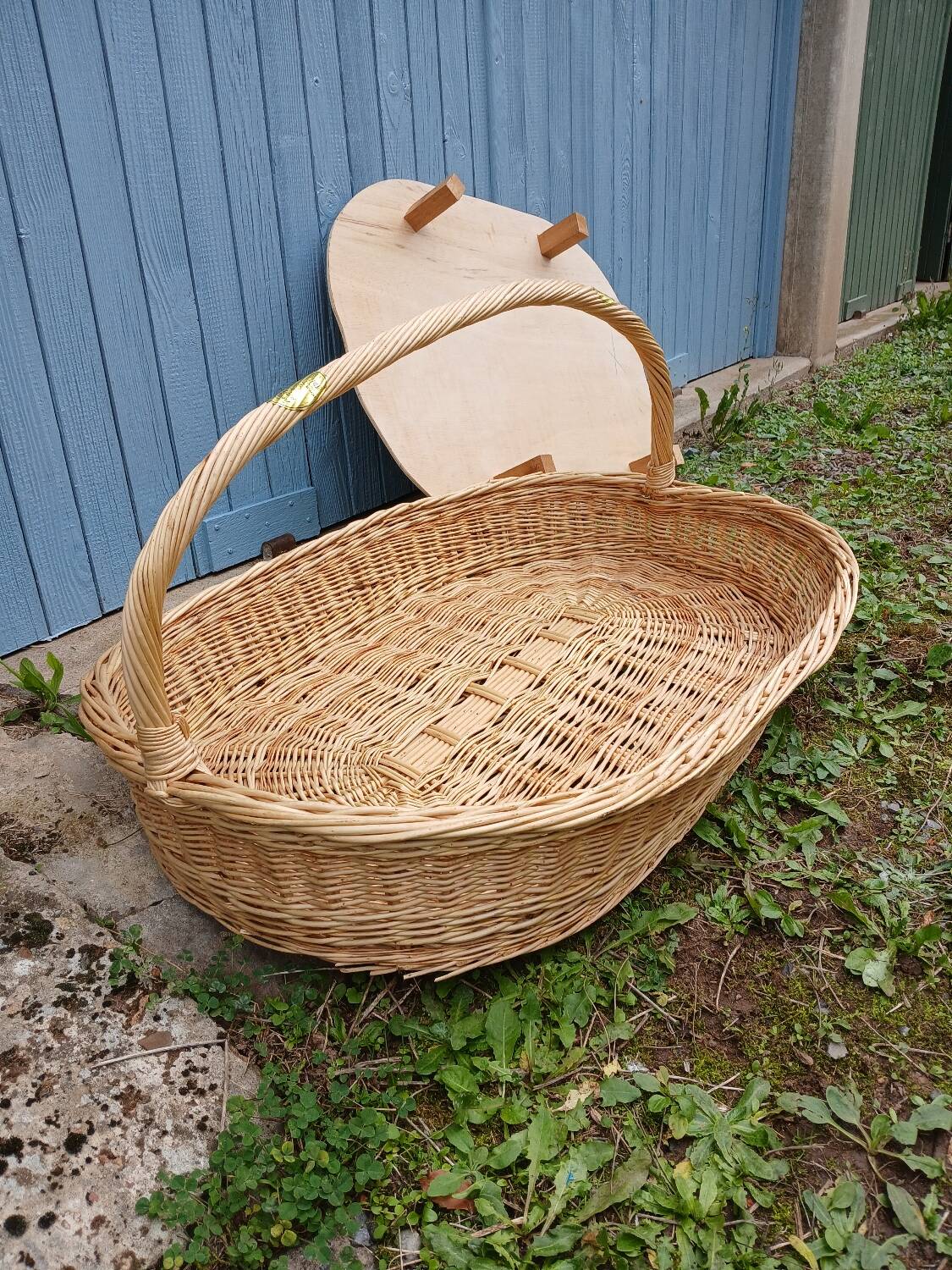 Wicker pastry basket